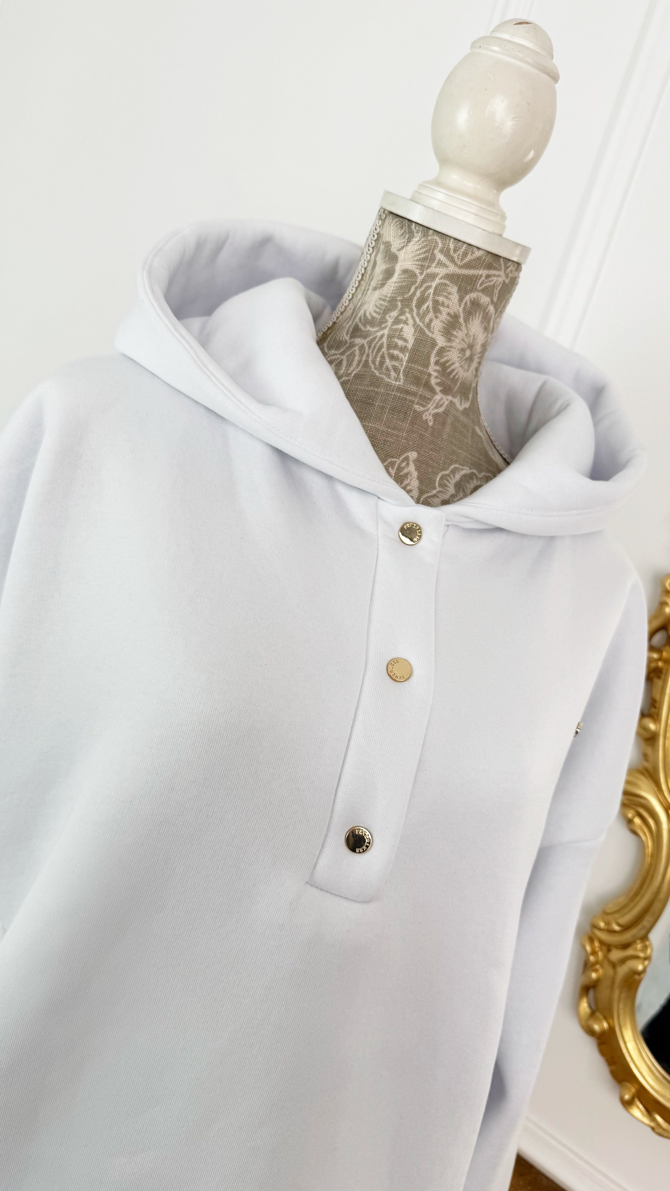 Hanorac " Blush Snap " cu capse și Satin pe interior ALB Hanorac " Blush Snap " cu capse și Satin pe interior ALB