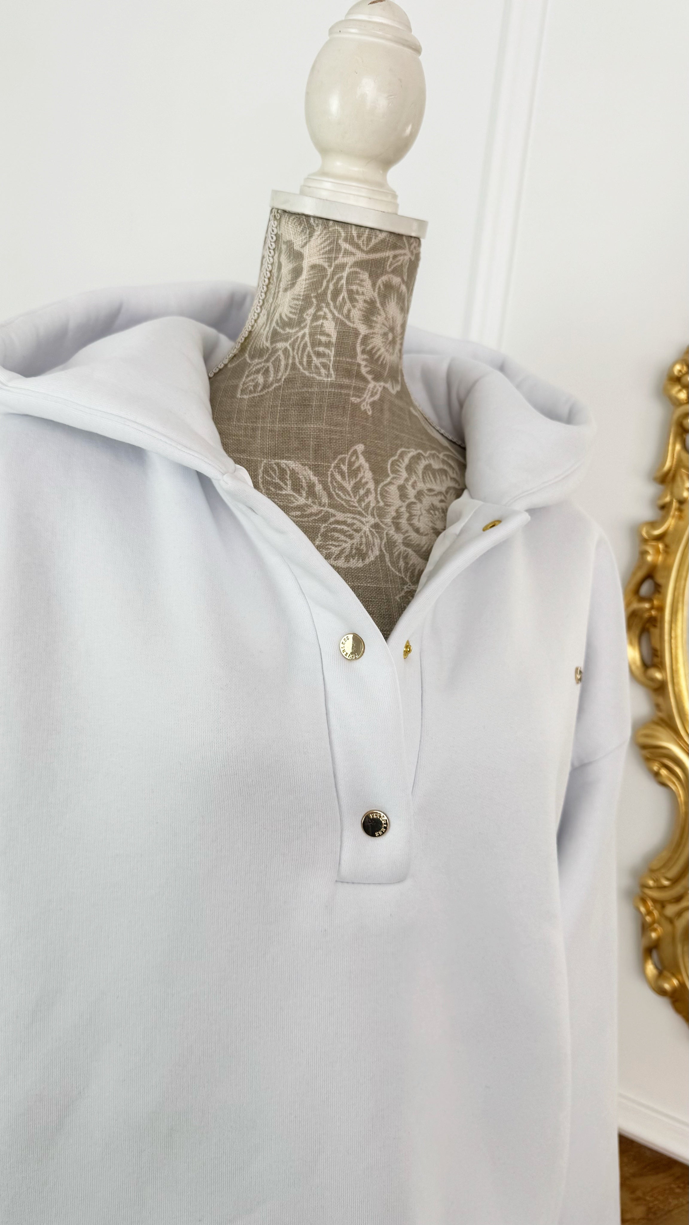 Hanorac " Blush Snap " cu capse și Satin pe interior ALB Hanorac " Blush Snap " cu capse și Satin pe interior ALB