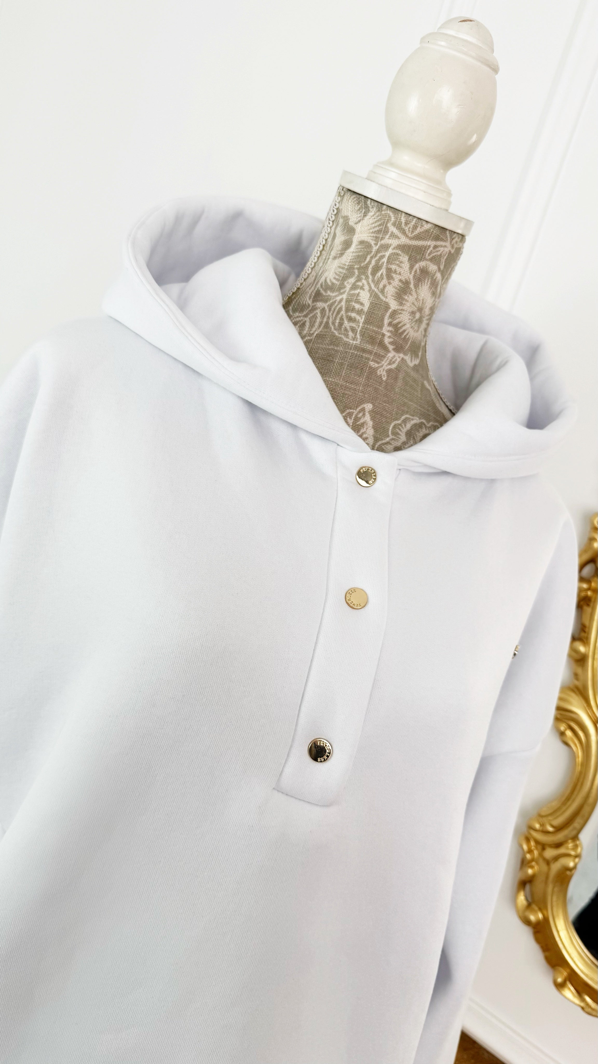 Hanorac " Blush Snap " cu capse și Satin pe interior ALB Hanorac " Blush Snap " cu capse și Satin pe interior ALB