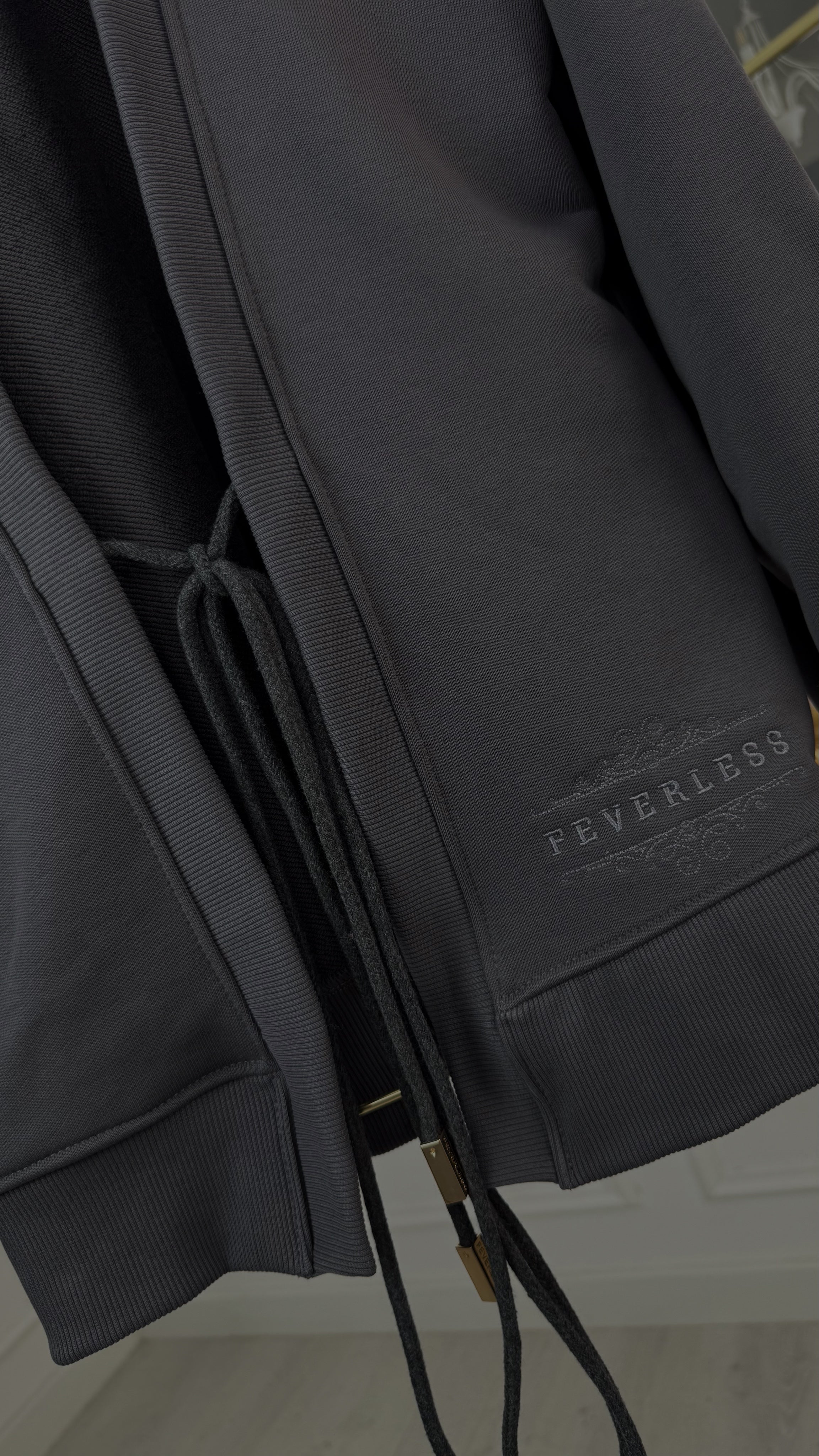 Set 2 Piese " Eria 500" Bluza cu Spatele Gol + Pantaloni Bumbac Drepți Lungi DARK GREY Set 2 Piese " Eria 500" Bluza cu Spatele Gol + Pantaloni Bumbac Drepți Lungi DARK GREY