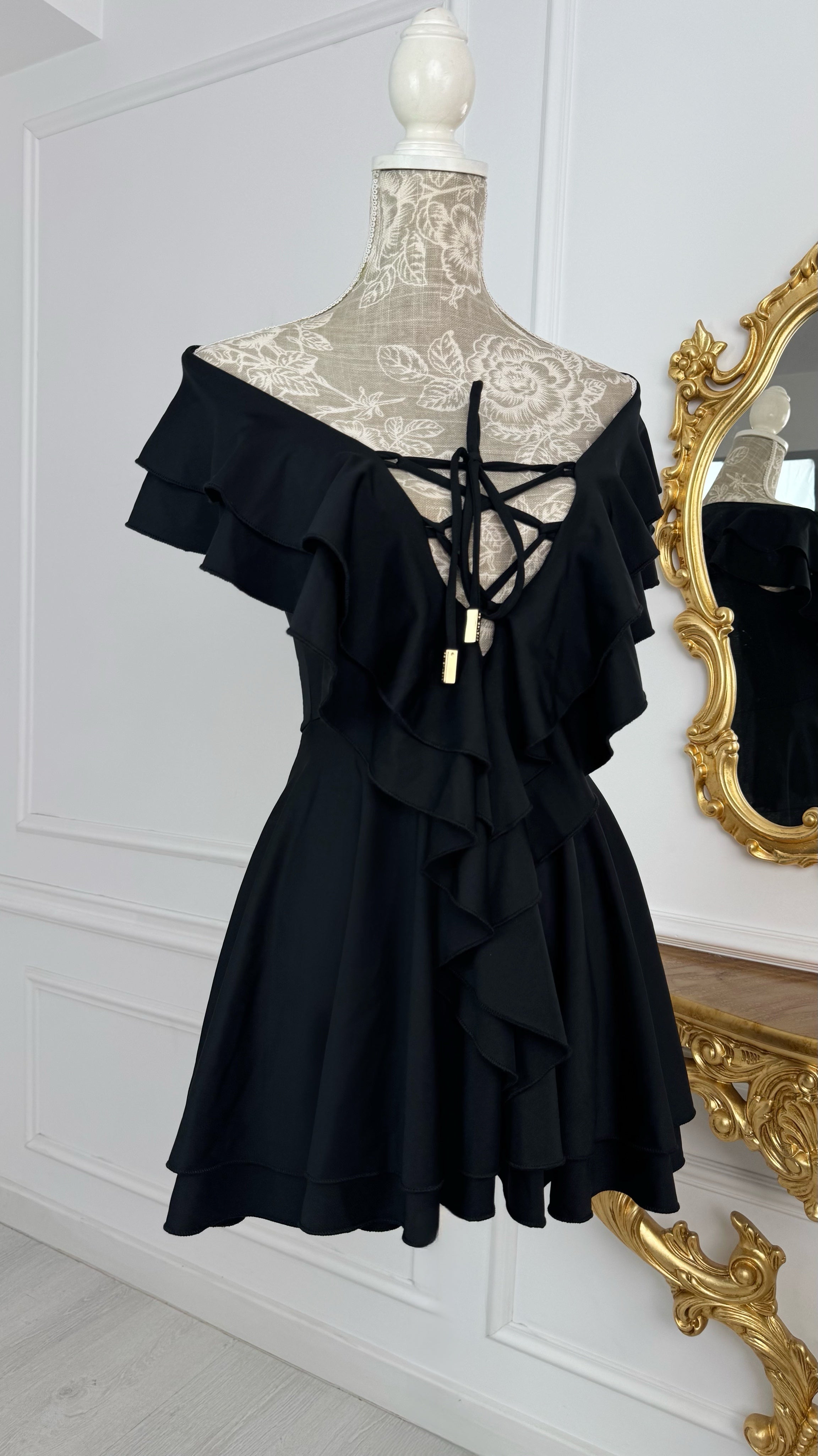 Rochie ALEXIS elasticǎ cu Volane  BLACK Rochie ALEXIS elasticǎ cu Volane  BLACK