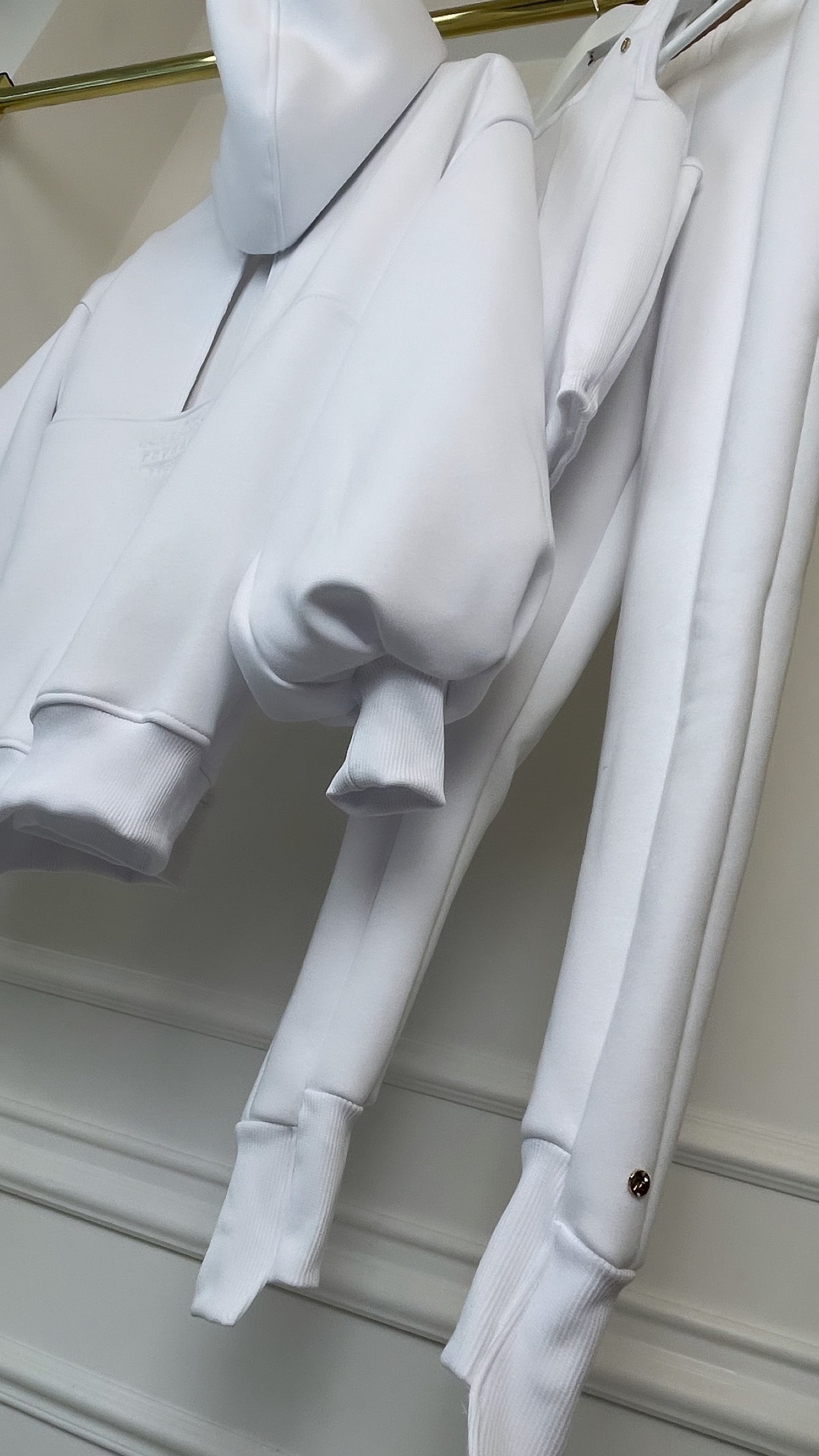 2-Piece Set "Blush" Open-Back Hoodie + "Feather" Pants - White 2-Piece Set "Blush" Open-Back Hoodie + "Feather" Pants - White