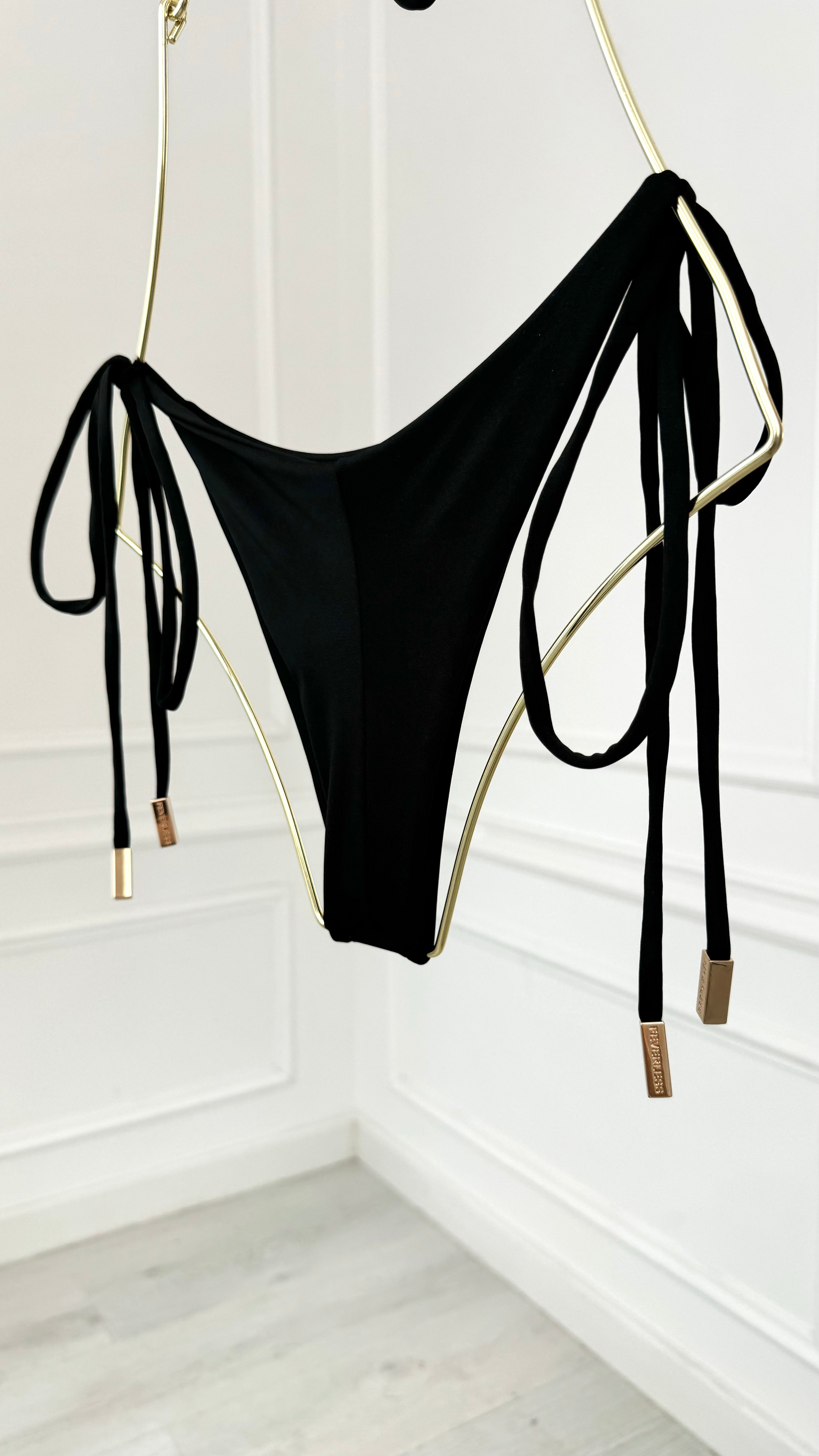 Sujetador de baño triangular NEGRO copas extraíbles Sujetador de baño triangular NEGRO copas extraíbles