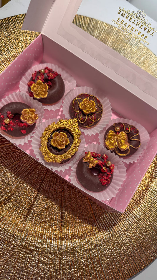 CUTIE MINI DONUTS acoperite cu ciocolatǎ Belgianǎ cu Decor din Ciocolatǎ ( Ridicare Din Târgu Mureş)