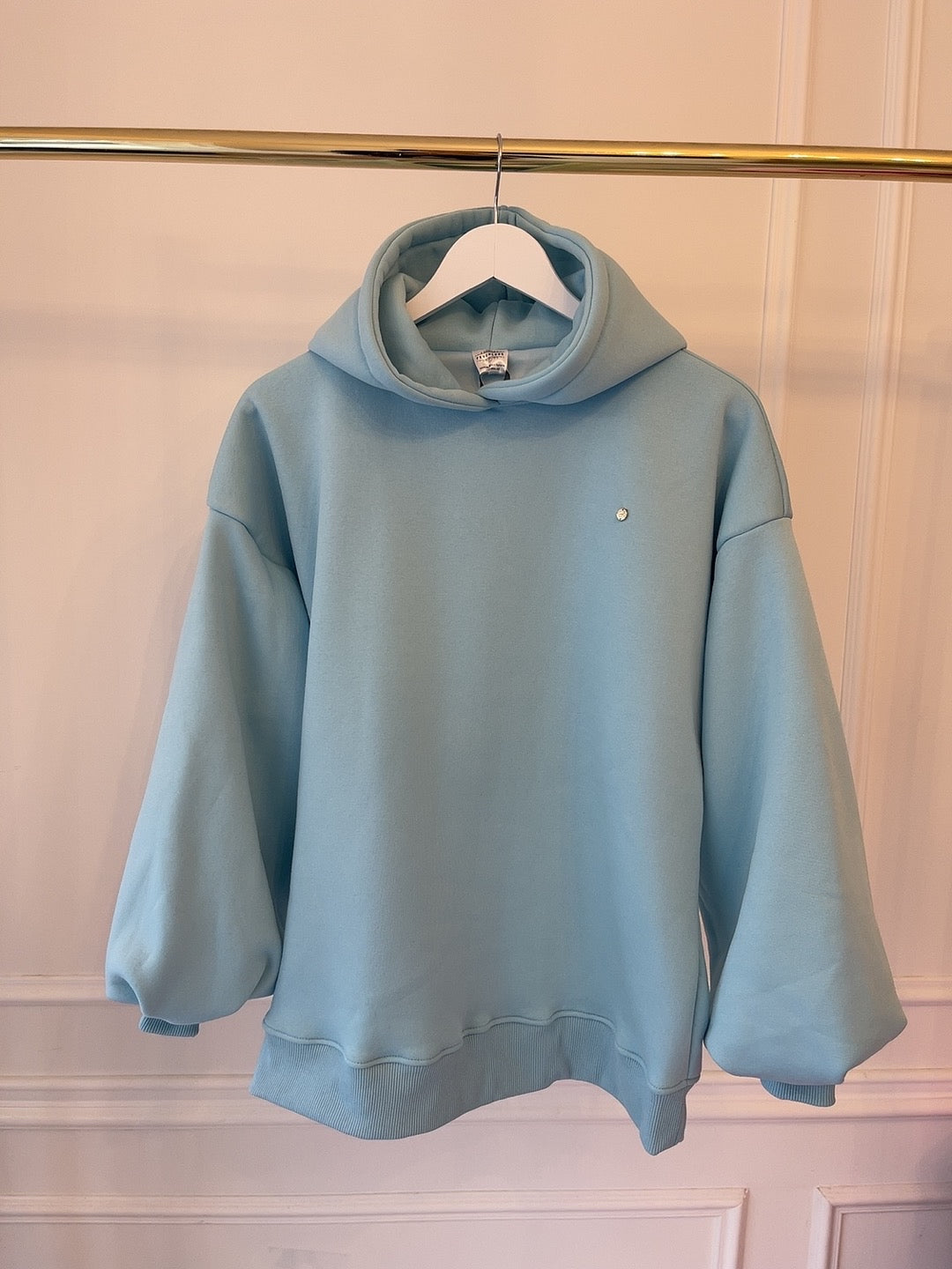 Sudadera con capucha y espalda sin cortes "Blush" con mangas acampanadas -5 VARIACIONES DE COLORES Sudadera con capucha y espalda sin cortes "Blush" con mangas acampanadas -5 VARIACIONES DE COLORES