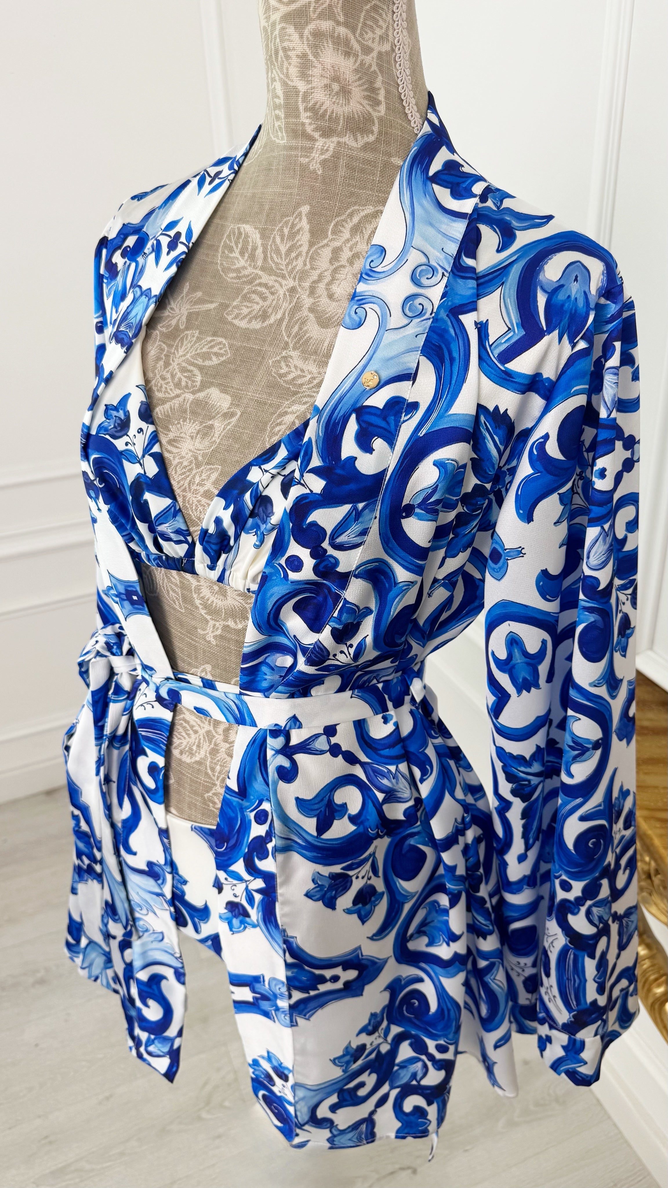 Cárdigan/Bata de Satén "Delicate" CORTO con Manga Acampanada "Majolica" Cárdigan/Bata de Satén "Delicate" CORTO con Manga Acampanada "Majolica"