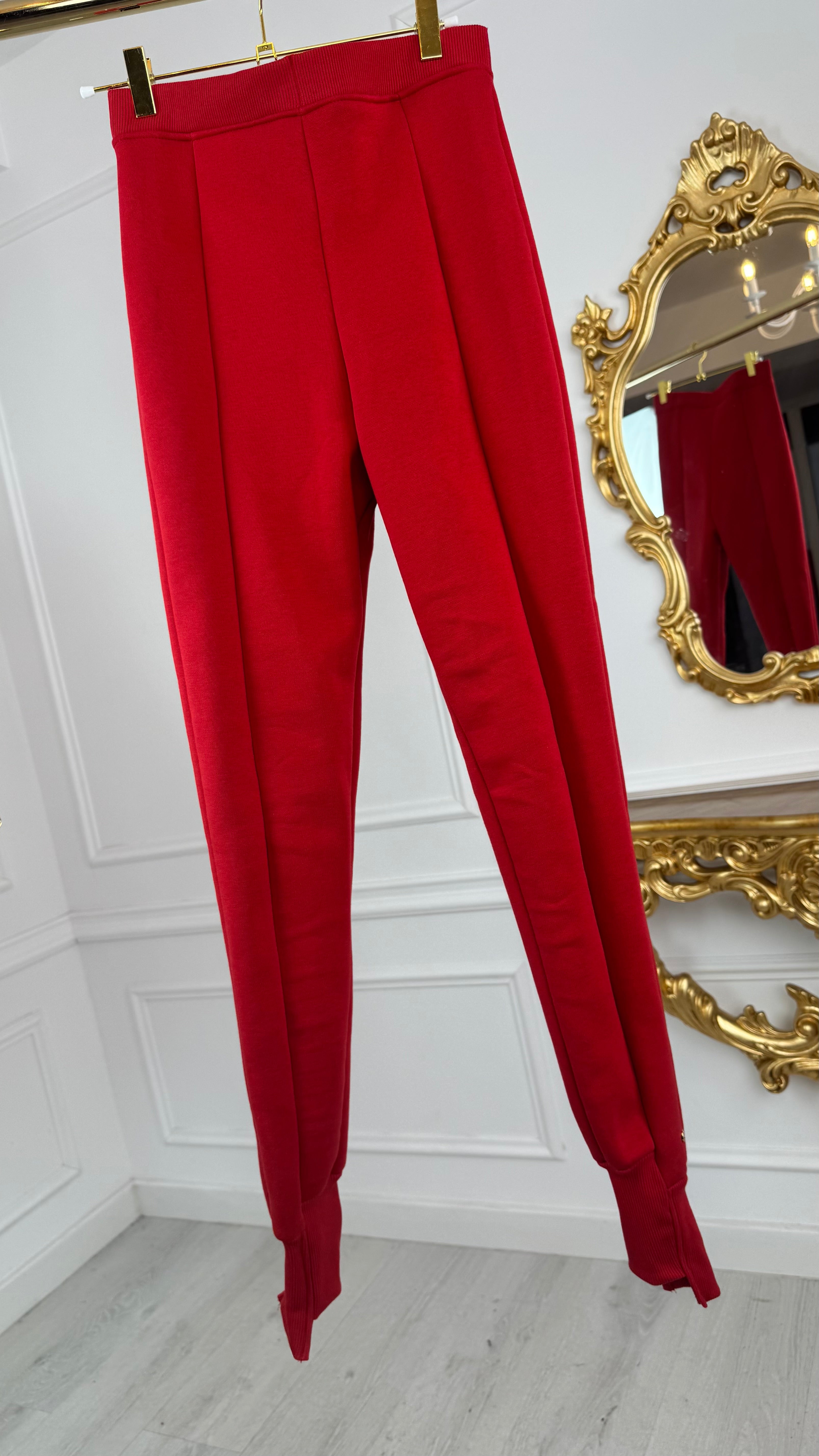 Set de 2 Piezas Sudadera "Blush" con Espalda Descubierta + Pantalones Tapered ROJO Set de 2 Piezas Sudadera "Blush" con Espalda Descubierta + Pantalones Tapered ROJO
