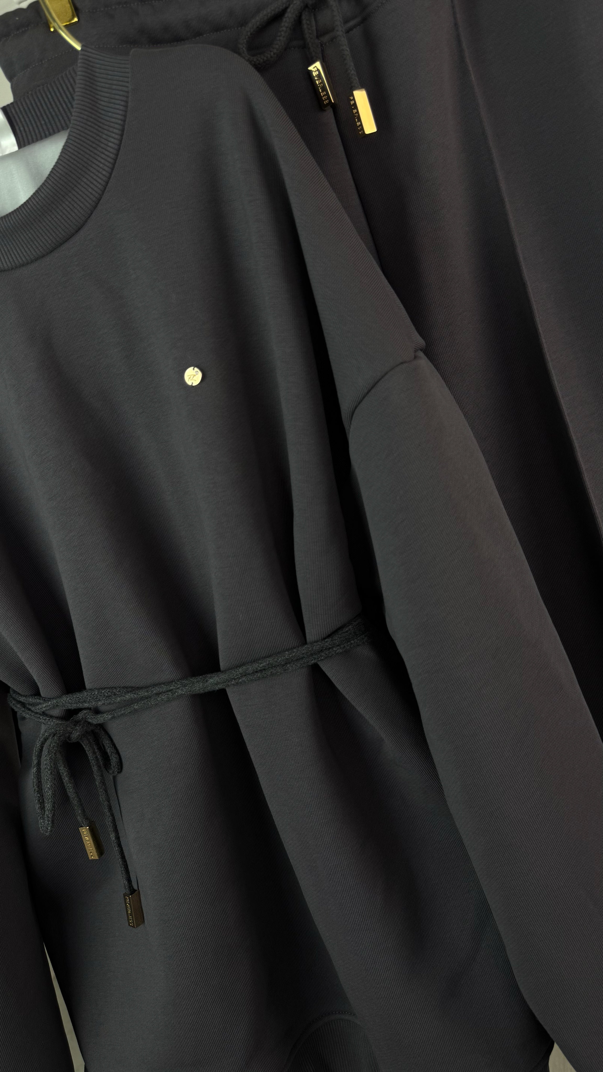 Set 2 Piese " Eria 500" Bluza cu Spatele Gol + Pantaloni Bumbac Drepți Lungi DARK GREY Set 2 Piese " Eria 500" Bluza cu Spatele Gol + Pantaloni Bumbac Drepți Lungi DARK GREY