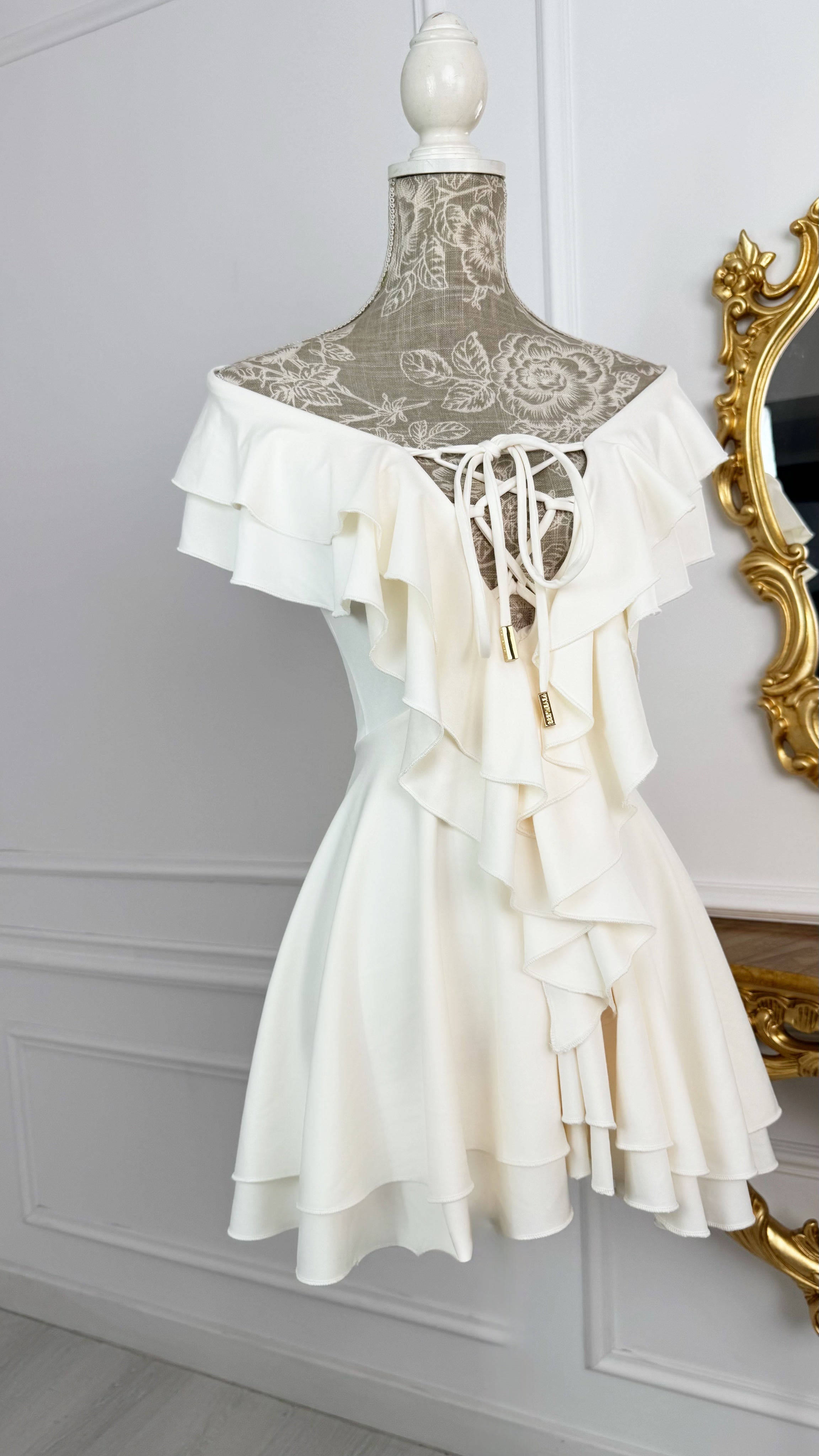 Rochie elasticǎ ALEXIS cu Volane print MILK Rochie elasticǎ ALEXIS cu Volane print MILK