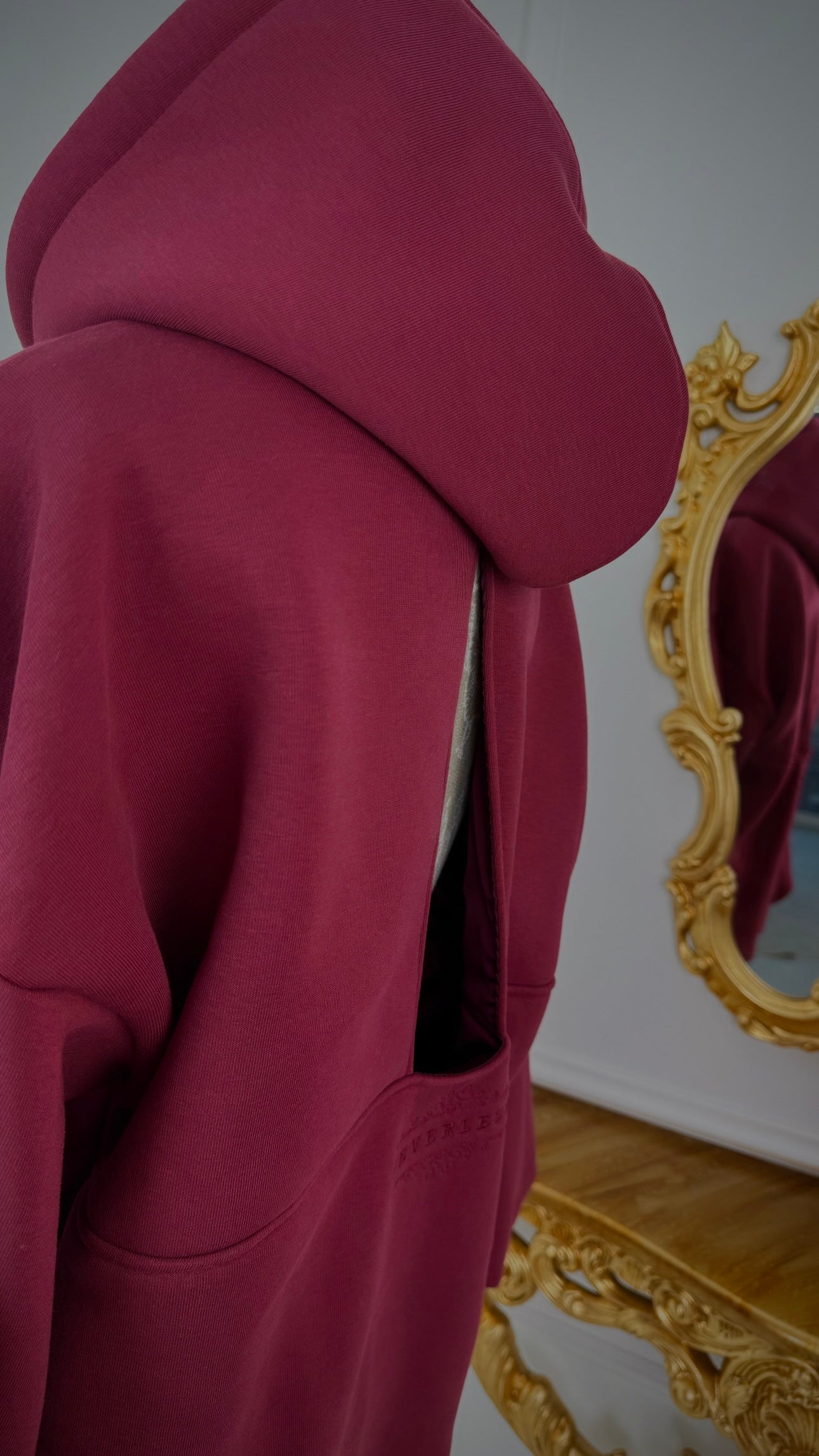 Set de 2 Piezas Sudadera "Blush" con Espalda Descubierta + Pantalones Rectos BURDEOS Set de 2 Piezas Sudadera "Blush" con Espalda Descubierta + Pantalones Rectos BURDEOS
