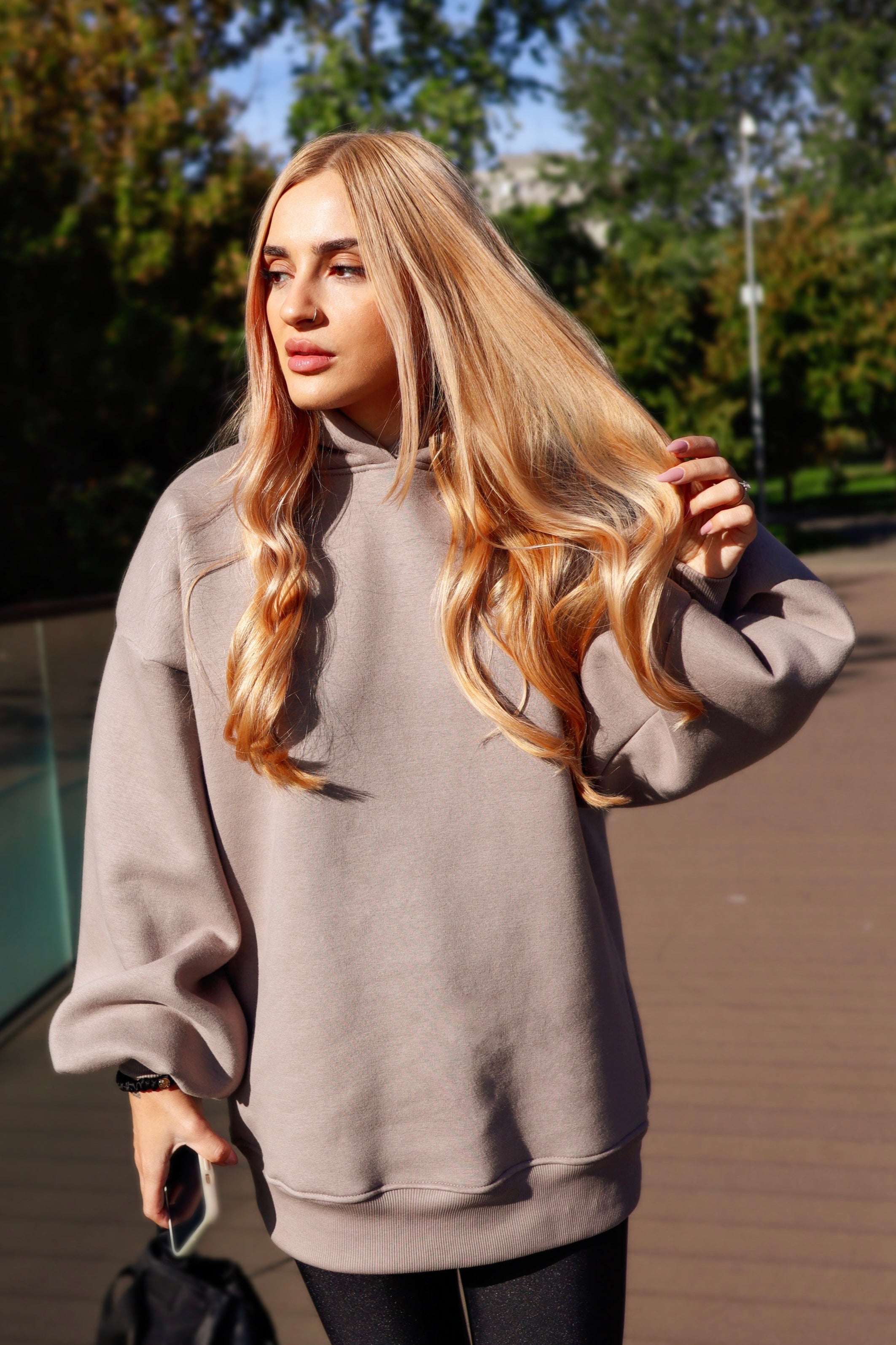 Hanorac " Blush " cu spatele gol și mâneci clopot Mocha Mousse Hanorac " Blush " cu spatele gol și mâneci clopot Mocha Mousse