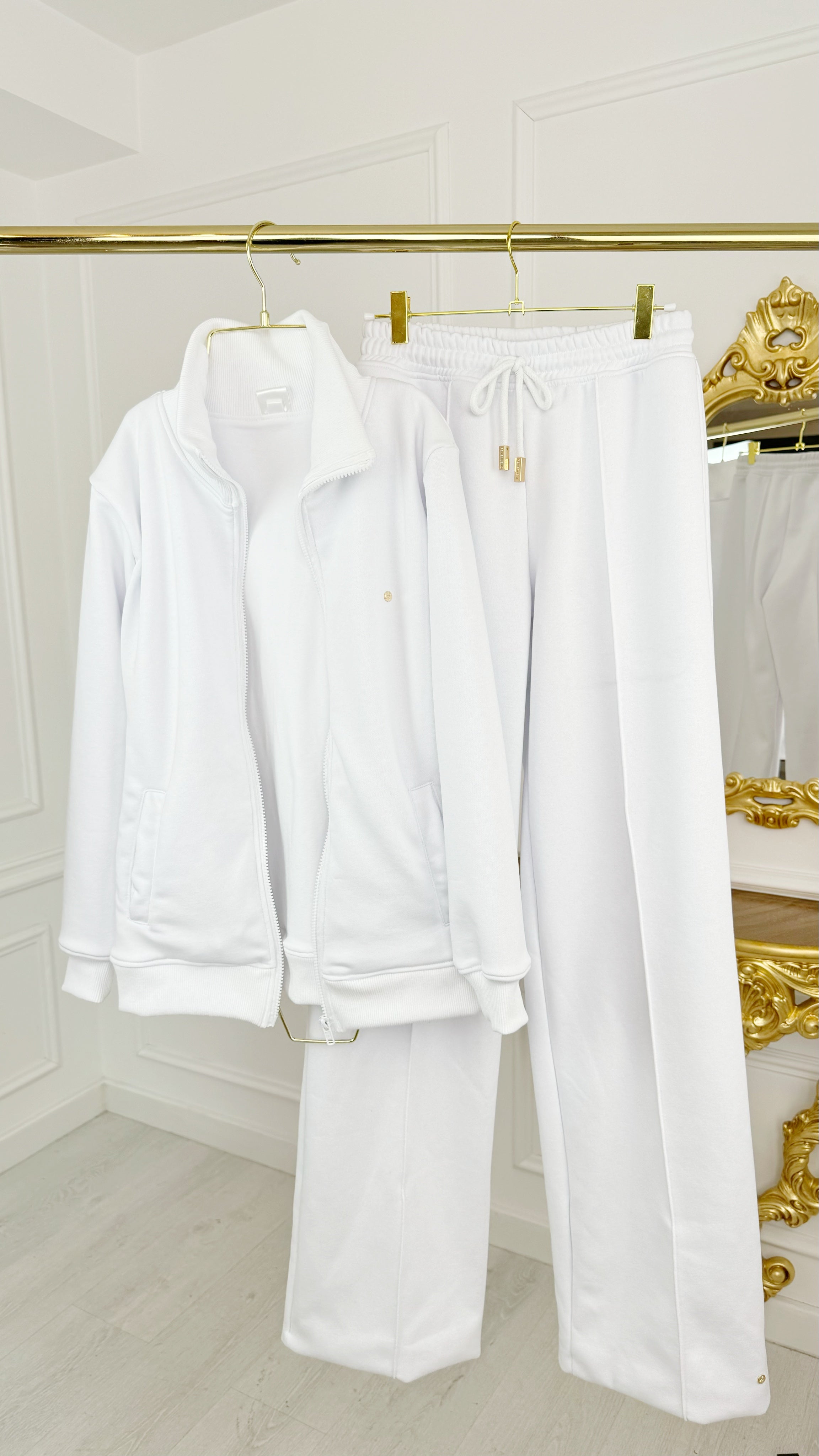 Set 2 Piese " Eria 330 " Bluza cu Fermoar + Pantaloni Bumbac Drepți Lungi ALB Set 2 Piese " Eria 330 " Bluza cu Fermoar + Pantaloni Bumbac Drepți Lungi ALB