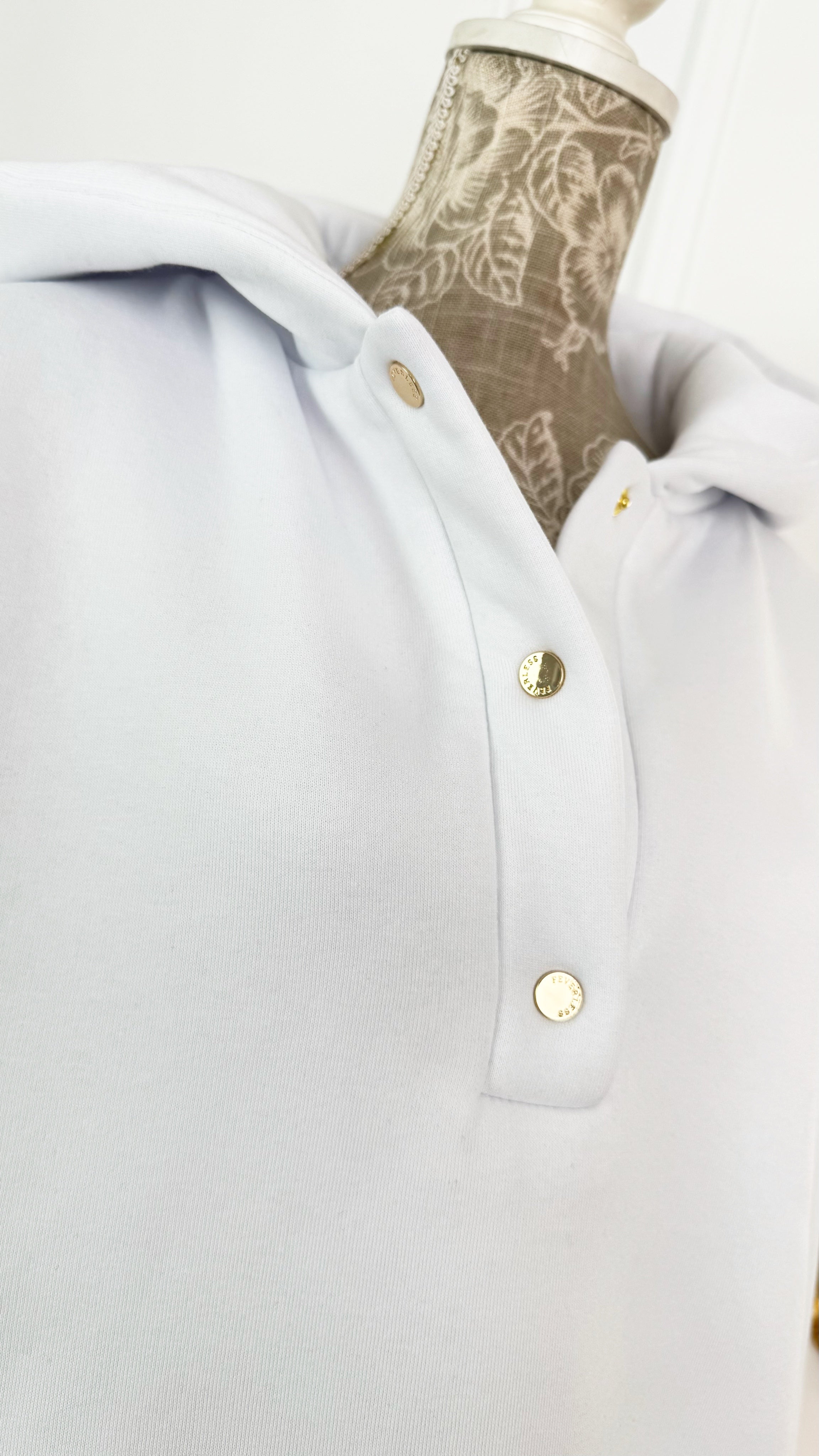 Hanorac " Blush Snap " cu capse și Satin pe interior ALB Hanorac " Blush Snap " cu capse și Satin pe interior ALB