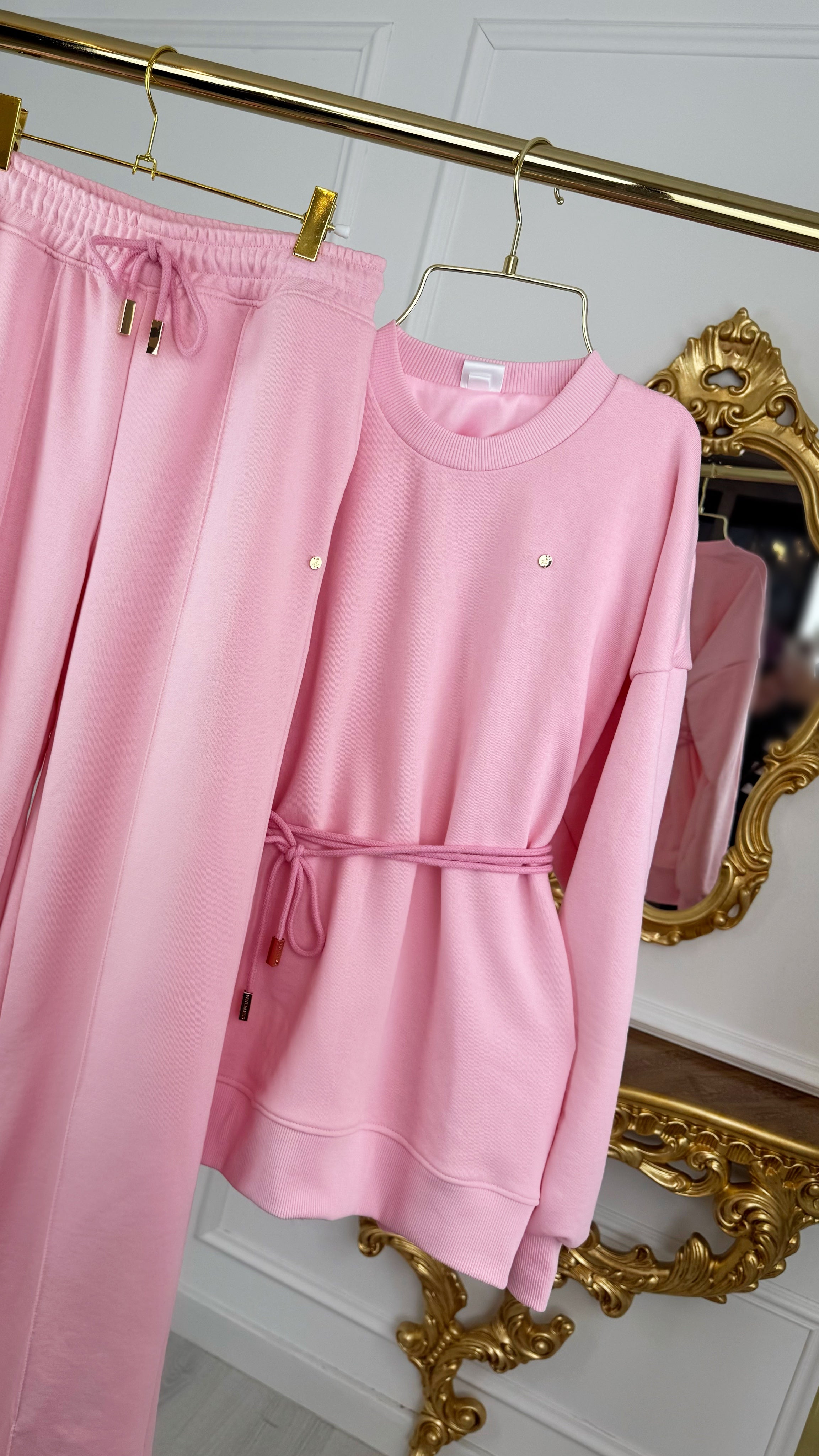 2-Piece Set "Eria 330" Open-Back Blouse + Straight-Leg Cotton Pants BABY PINK 2-Piece Set "Eria 330" Open-Back Blouse + Straight-Leg Cotton Pants BABY PINK