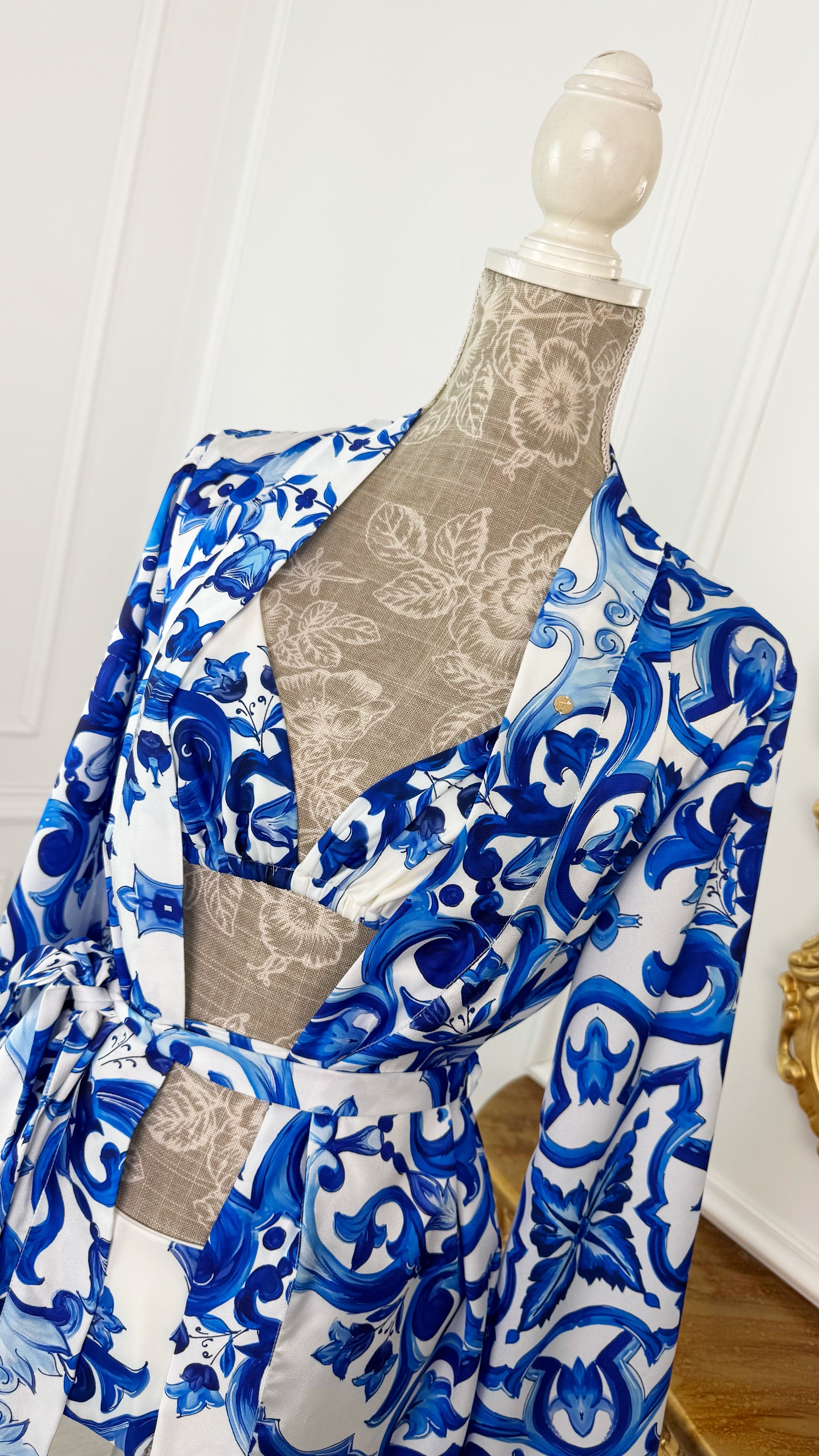 Cárdigan/Bata de Satén "Delicate" CORTO con Manga Acampanada "Majolica" Cárdigan/Bata de Satén "Delicate" CORTO con Manga Acampanada "Majolica"