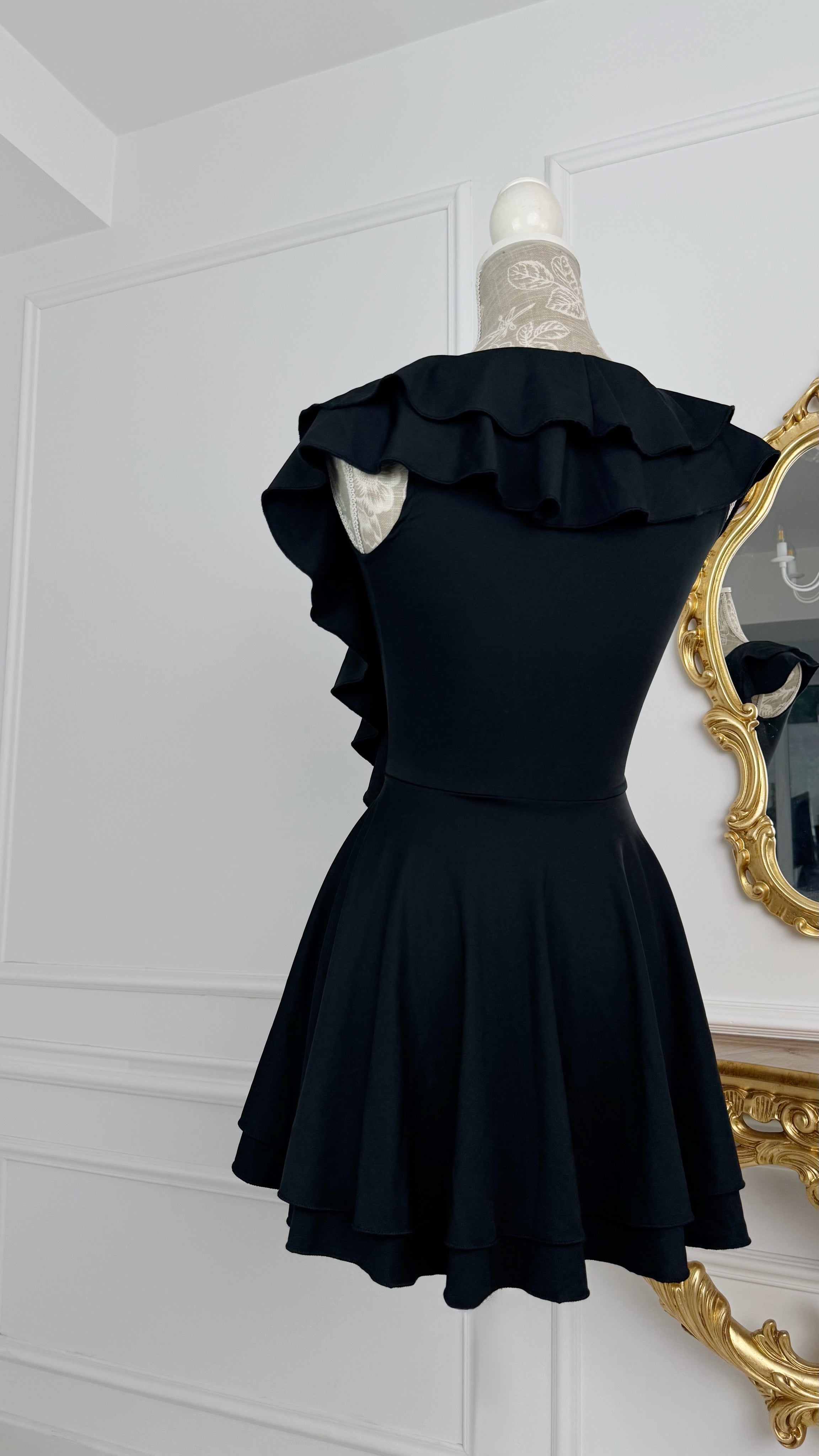 Rochie ALEXIS elasticǎ cu Volane  BLACK Rochie ALEXIS elasticǎ cu Volane  BLACK