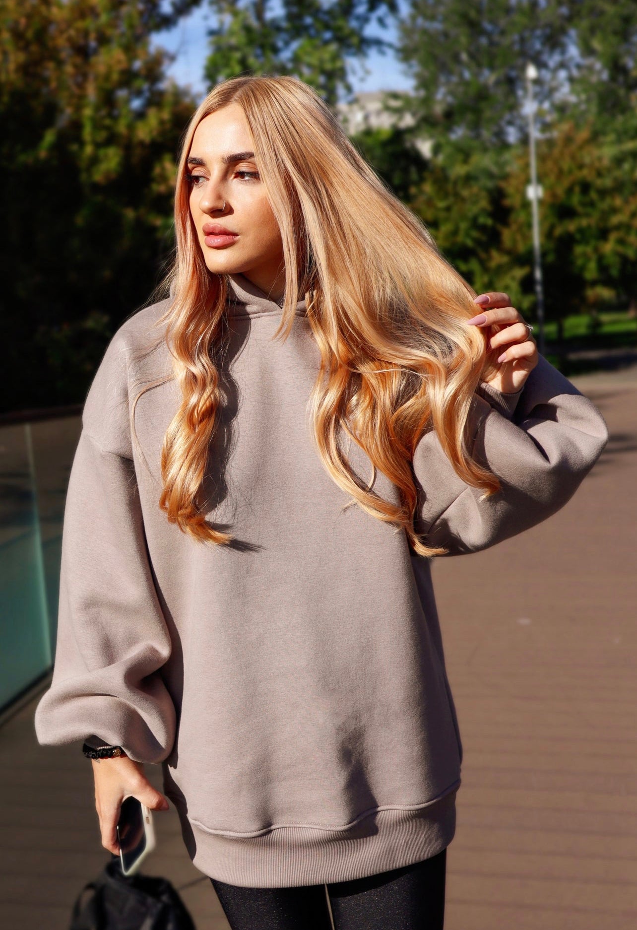 Sudadera con capucha y espalda sin cortes "Blush" con mangas acampanadas -5 VARIACIONES DE COLORES Sudadera con capucha y espalda sin cortes "Blush" con mangas acampanadas -5 VARIACIONES DE COLORES