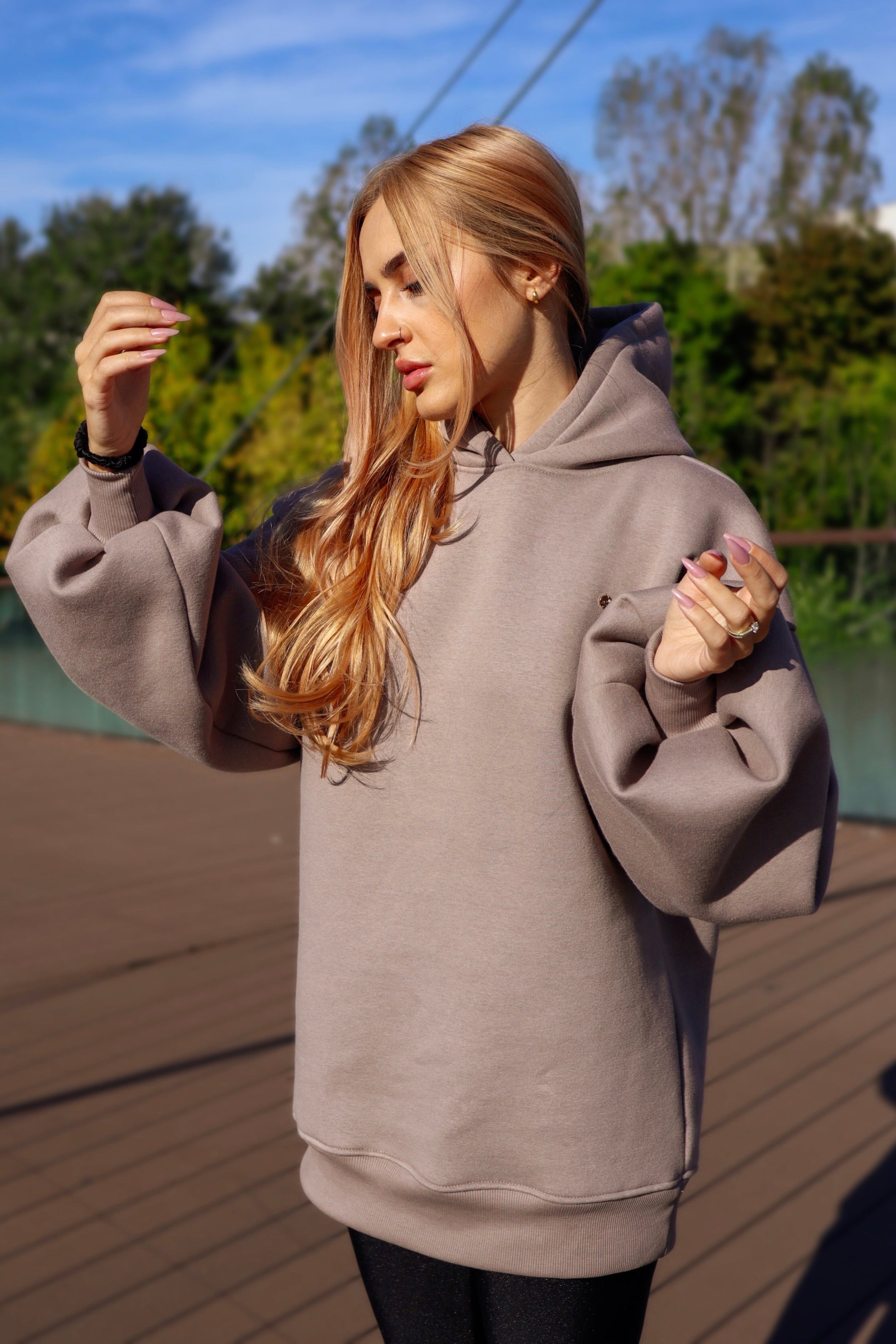 Hanorac " Blush " cu spatele gol și mâneci clopot Mocha Mousse Hanorac " Blush " cu spatele gol și mâneci clopot Mocha Mousse