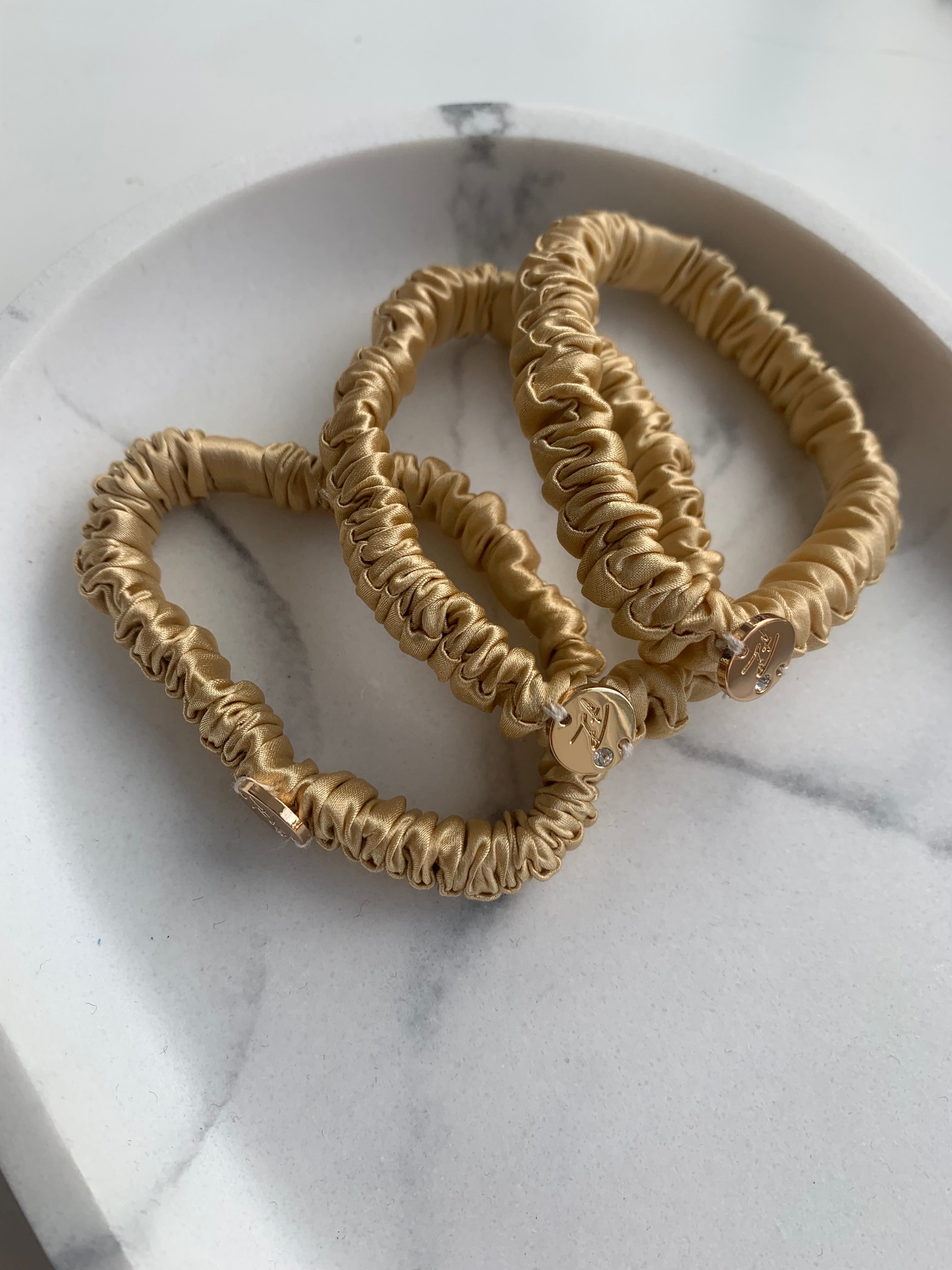 3 Elastice Mătase Naturală Mici 1 cm ( culori la alegere) 3 Elastice Mătase Naturală Mici 1 cm ( culori la alegere)