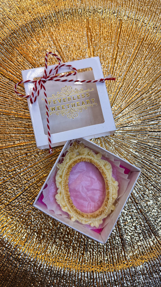 Ramă Baroc MǍRȚIŞOR din ciocolatǎ Belgianǎ decorat cu aur comestibil