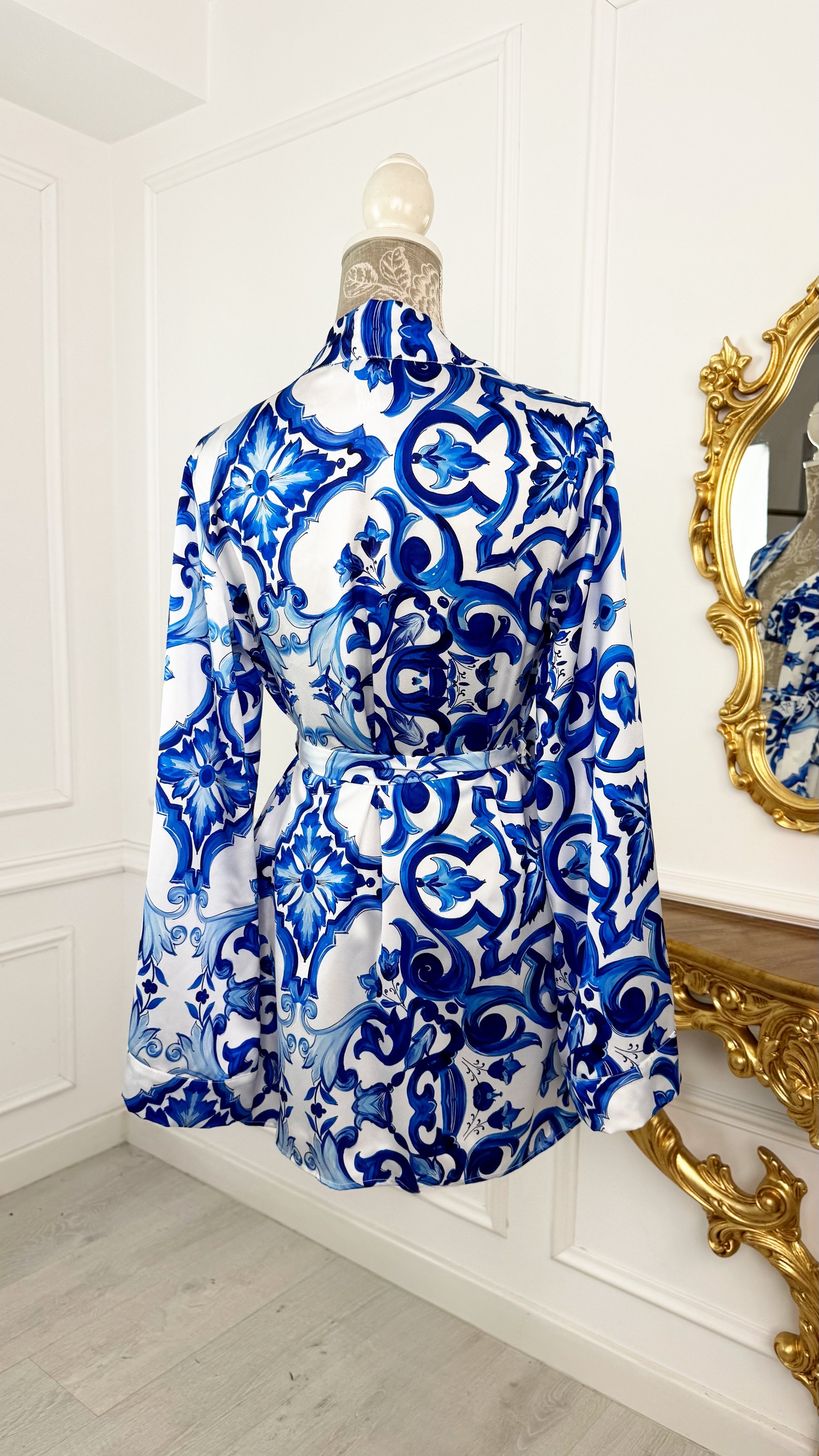 Cárdigan/Bata de Satén "Delicate" CORTO con Manga Acampanada "Majolica" Cárdigan/Bata de Satén "Delicate" CORTO con Manga Acampanada "Majolica"