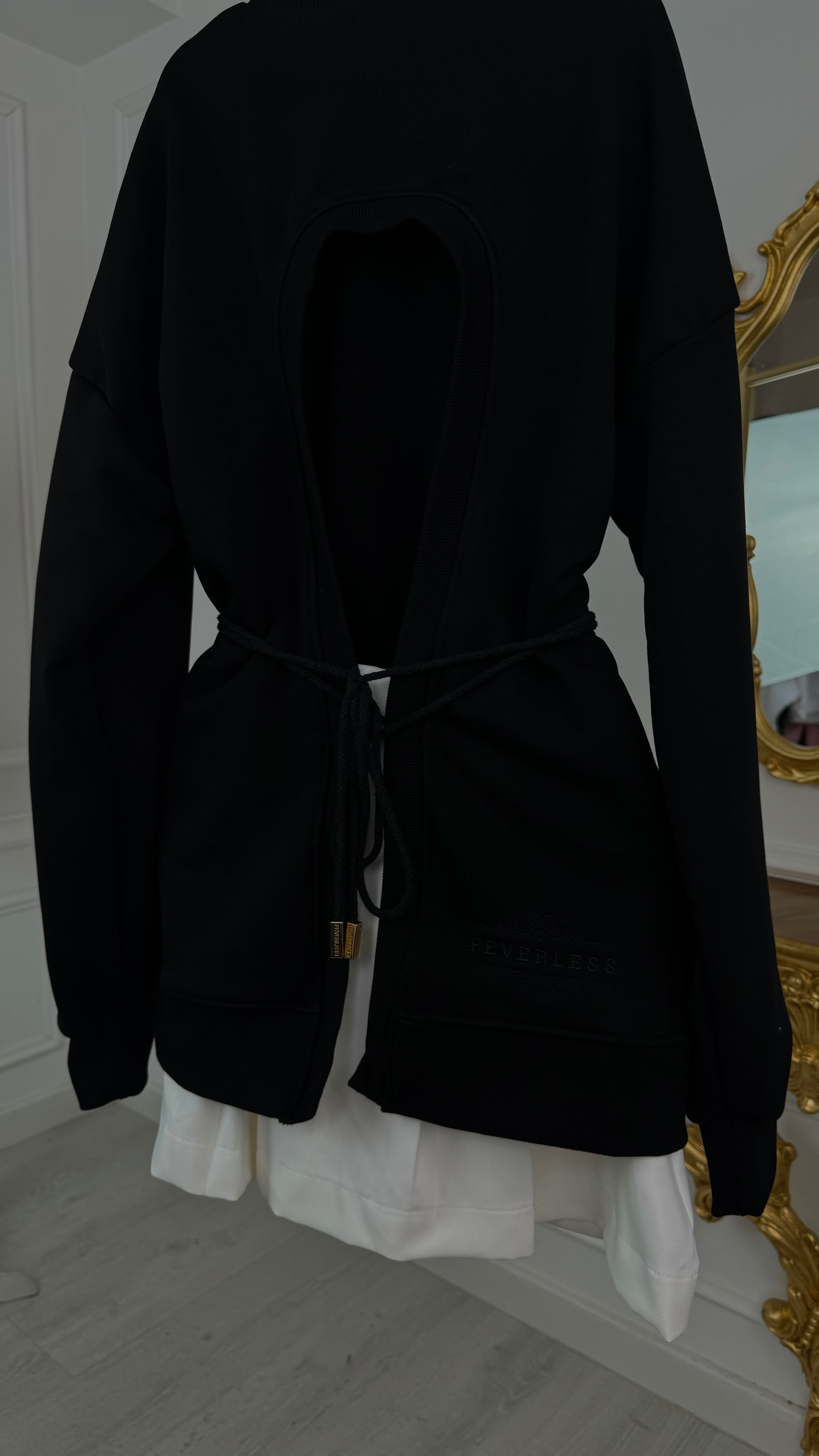 Set de 2 Piezas Blusa "Eria 330" con Espalda Descubierta + Falda de Tenis con Pantalón Corto Oculto BLANCA Set de 2 Piezas Blusa "Eria 330" con Espalda Descubierta + Falda de Tenis con Pantalón Corto Oculto BLANCA