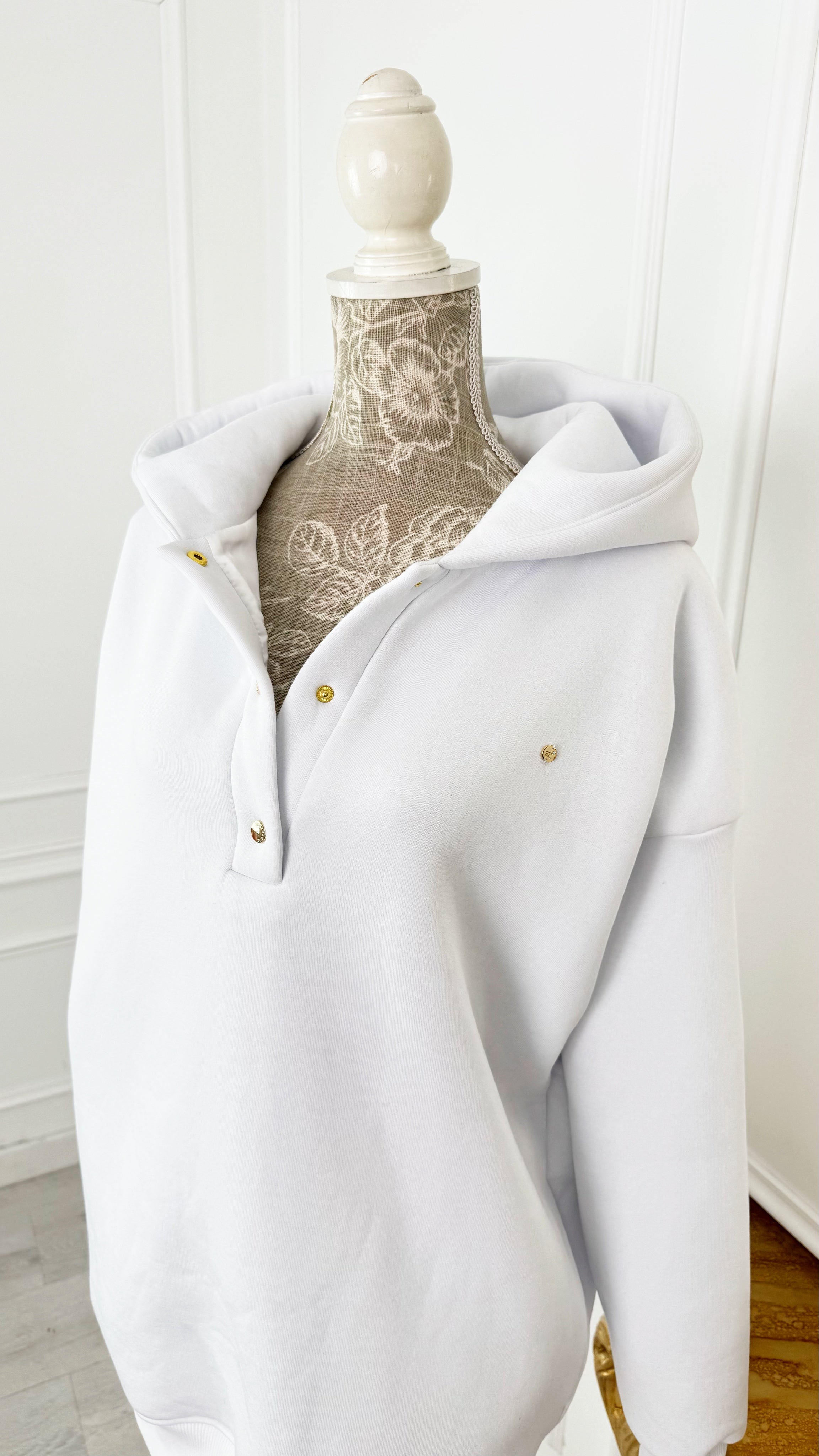 Hanorac " Blush Snap " cu capse și Satin pe interior ALB Hanorac " Blush Snap " cu capse și Satin pe interior ALB