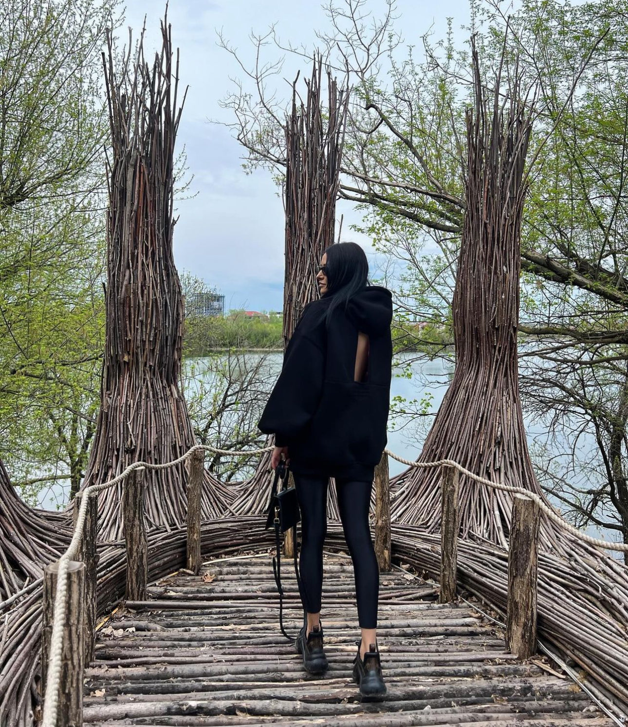 Hanorac  " Blush " cu spatele gol și mâneci clopot NEGRU Hanorac  " Blush " cu spatele gol și mâneci clopot NEGRU