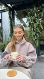 Hanorac " Blush " cu spatele gol și mâneci clopot Mocha Mousse Hanorac " Blush " cu spatele gol și mâneci clopot Mocha Mousse