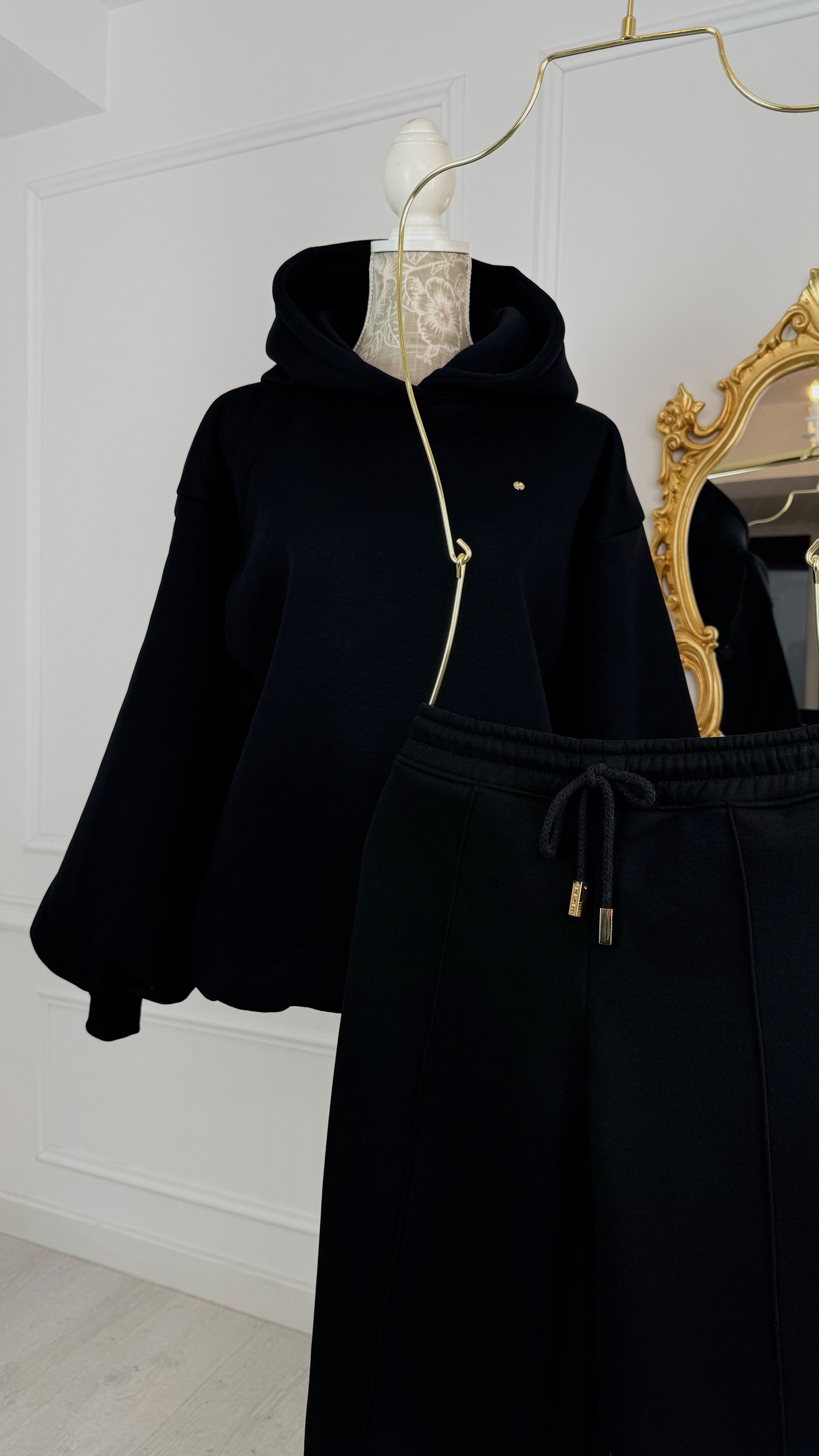 Set 2 Piese Hanorac " Blush " Spate Gol + Pantaloni Drepți NEGRU Set 2 Piese Hanorac " Blush " Spate Gol + Pantaloni Drepți NEGRU