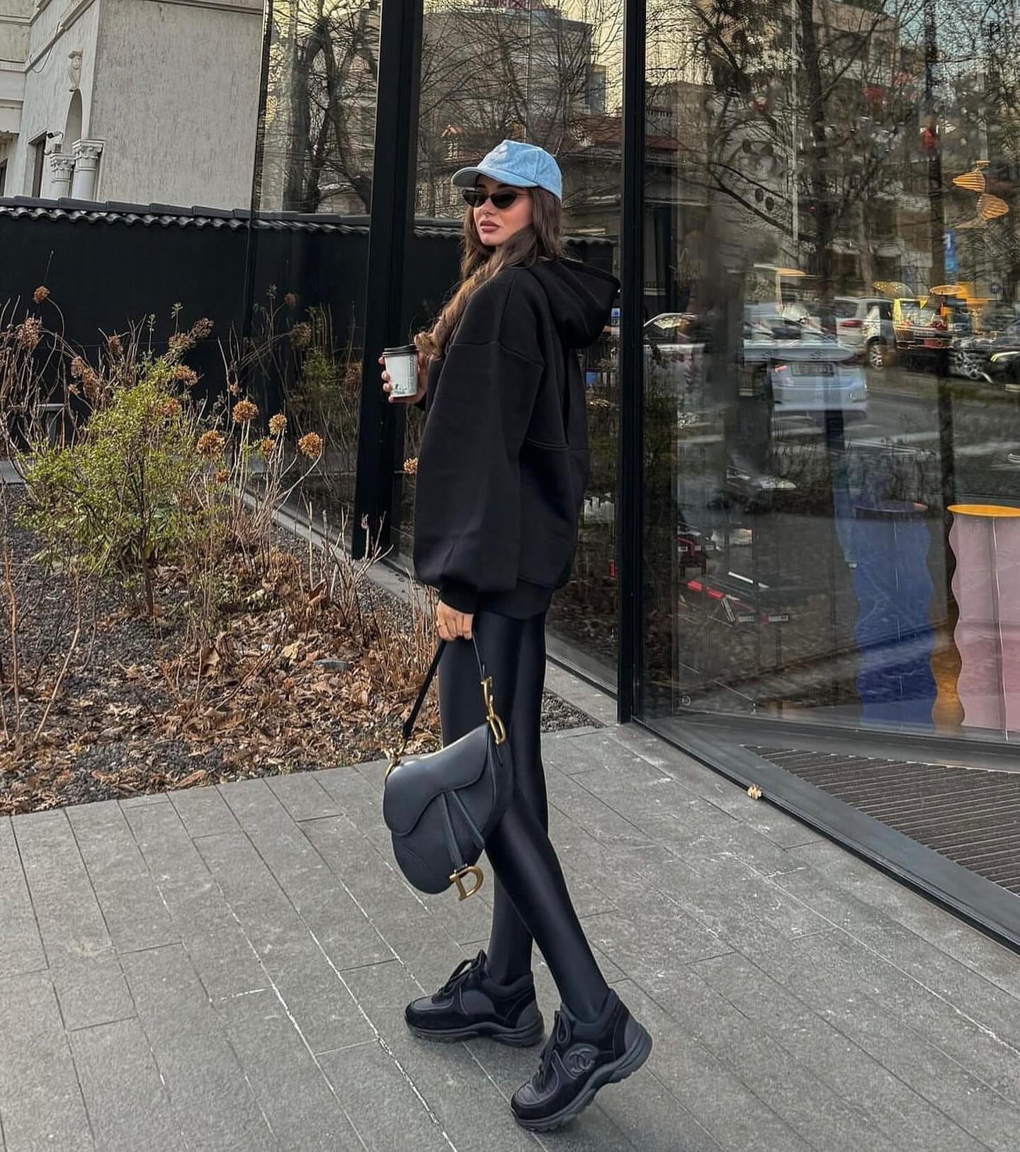 Hanorac  " Blush " cu spatele gol și mâneci clopot NEGRU Hanorac  " Blush " cu spatele gol și mâneci clopot NEGRU