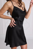Conjunto Bata Corta Ondas Satén + Vestido Negro Espalda Descubierta Conjunto Bata Corta Ondas Satén + Vestido Negro Espalda Descubierta