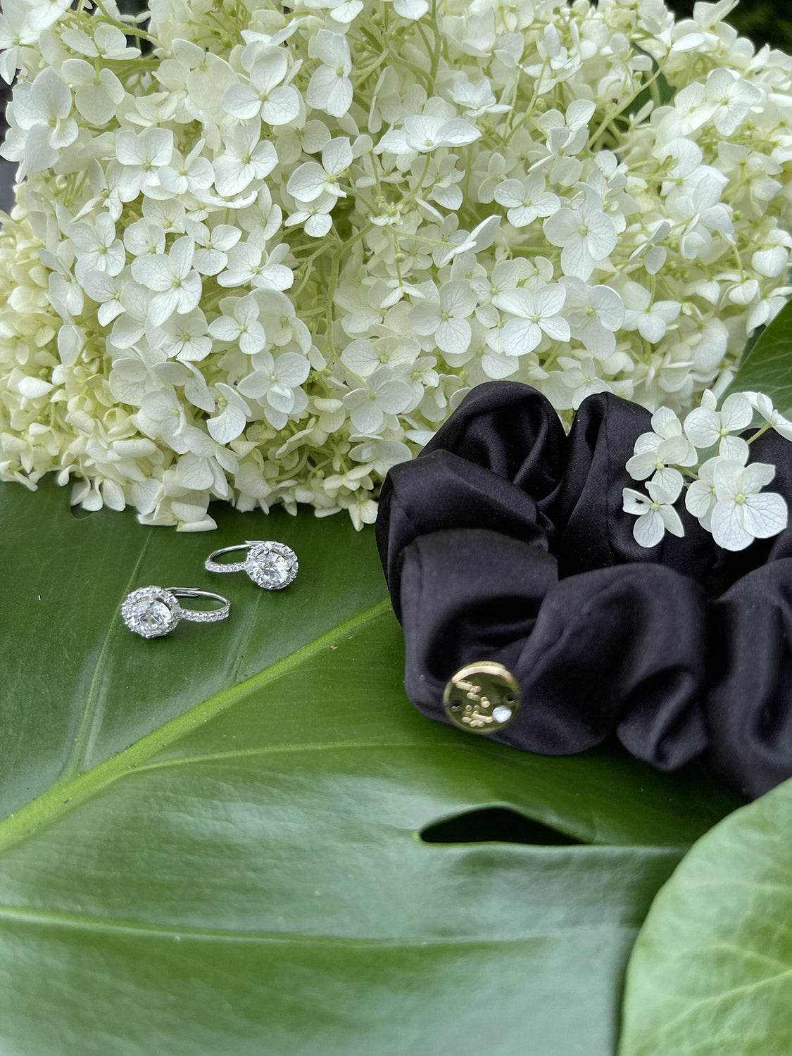 Cercei Elegance din Argint 925 Rodinat cu Tortiță si Zirgonii Cercei Elegance din Argint 925 Rodinat cu Tortiță si Zirgonii