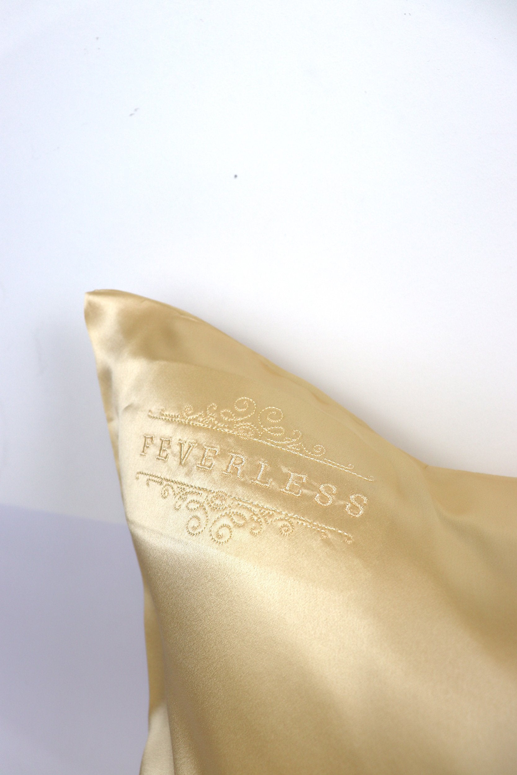 SET de 2 fundas de almohada bordadas con el logo FeverLess, de Seda Natural Mulberry con cierre dorado SET de 2 fundas de almohada bordadas con el logo FeverLess, de Seda Natural Mulberry con cierre dorado