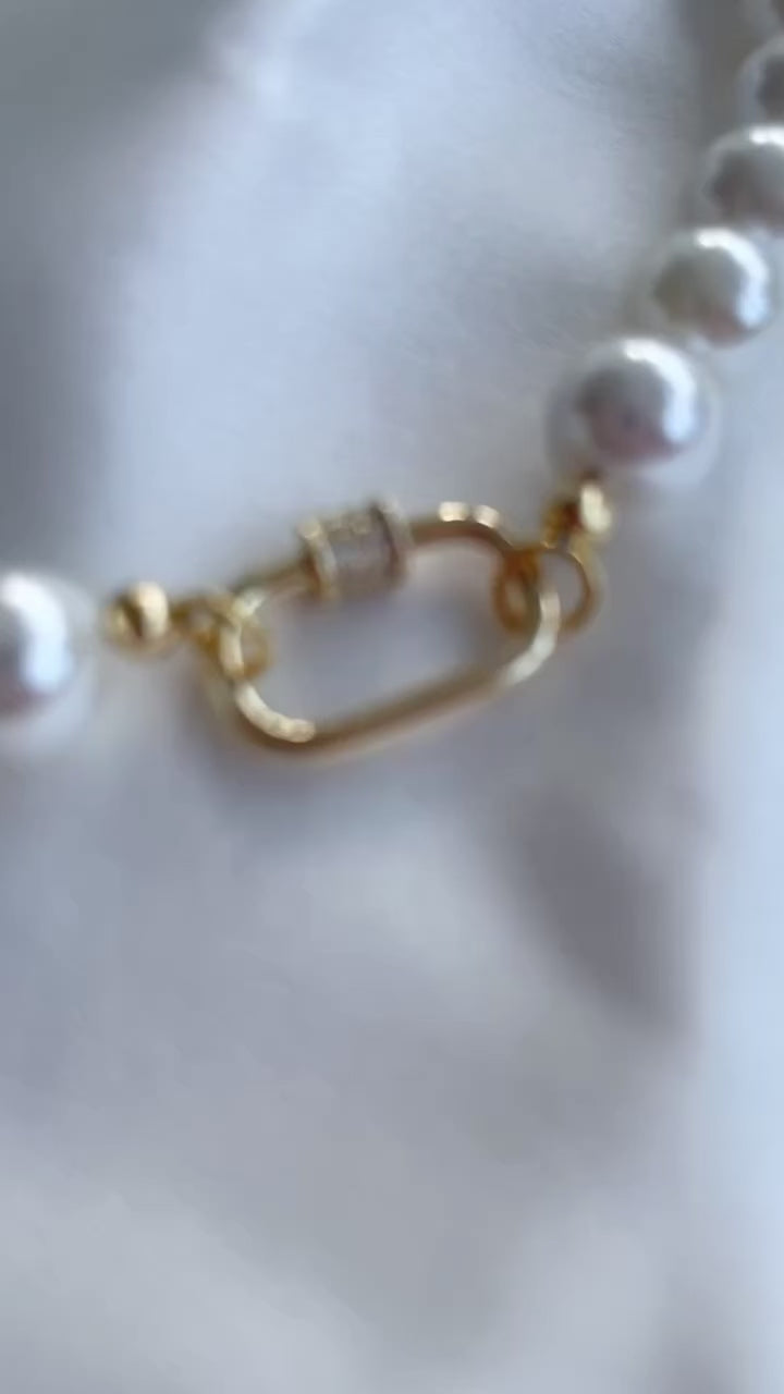 Necklace Diva with pearls at the base of the neck by Shirley Navone with gold-plated metal details. Necklace Diva with pearls at the base of the neck by Shirley Navone with gold-plated metal details.