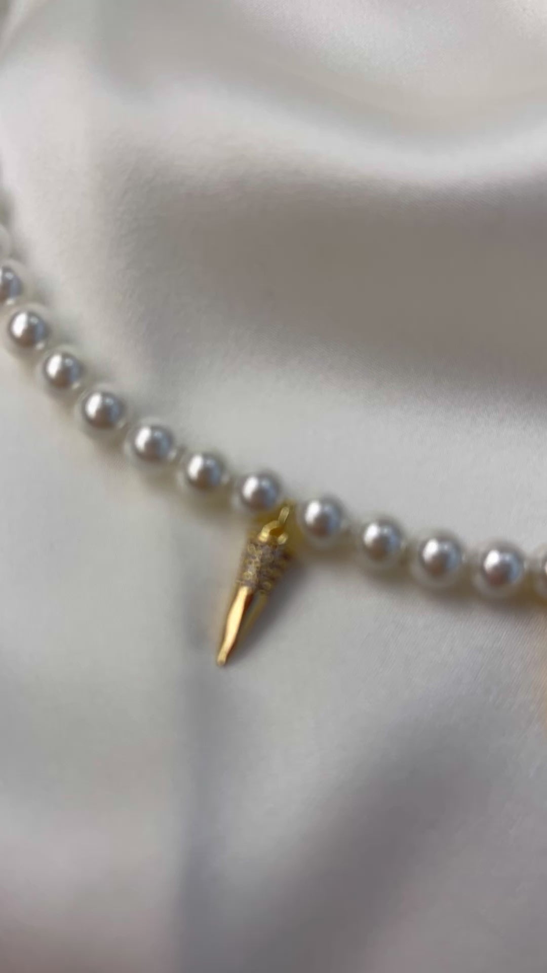 Adela necklace at the base of the neck with pearls by Shirley Navone with gold-plated metal details. Adela necklace at the base of the neck with pearls by Shirley Navone with gold-plated metal details.