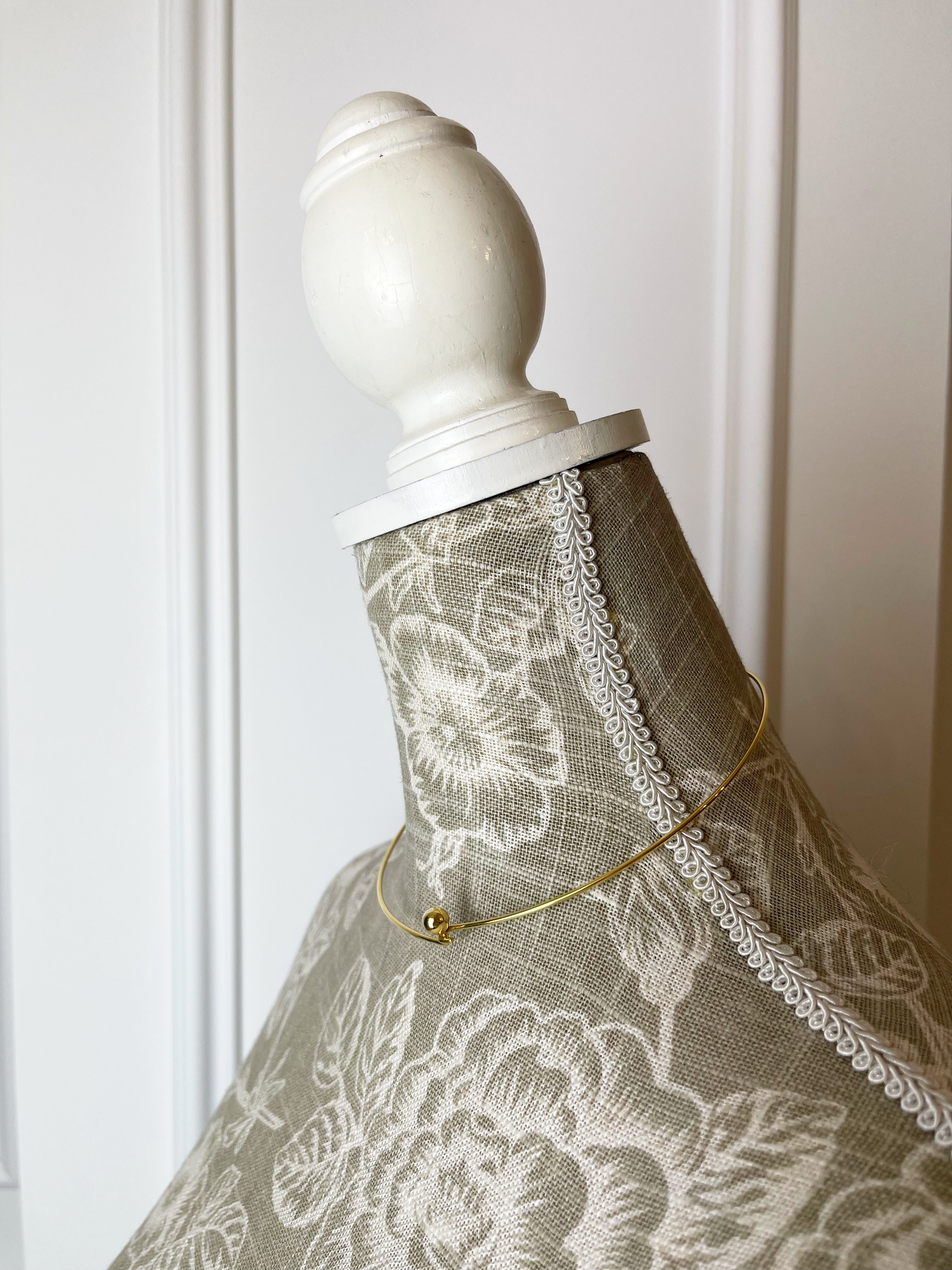 Chocker Auriu Fix la baza gâtului by Shirley Navone placat cu aur galben Chocker Auriu Fix la baza gâtului by Shirley Navone placat cu aur galben