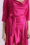 Conjunto Bata Larga Satin Wave + Vestido Fucsia Espalda Descubierta Conjunto Bata Larga Satin Wave + Vestido Fucsia Espalda Descubierta
