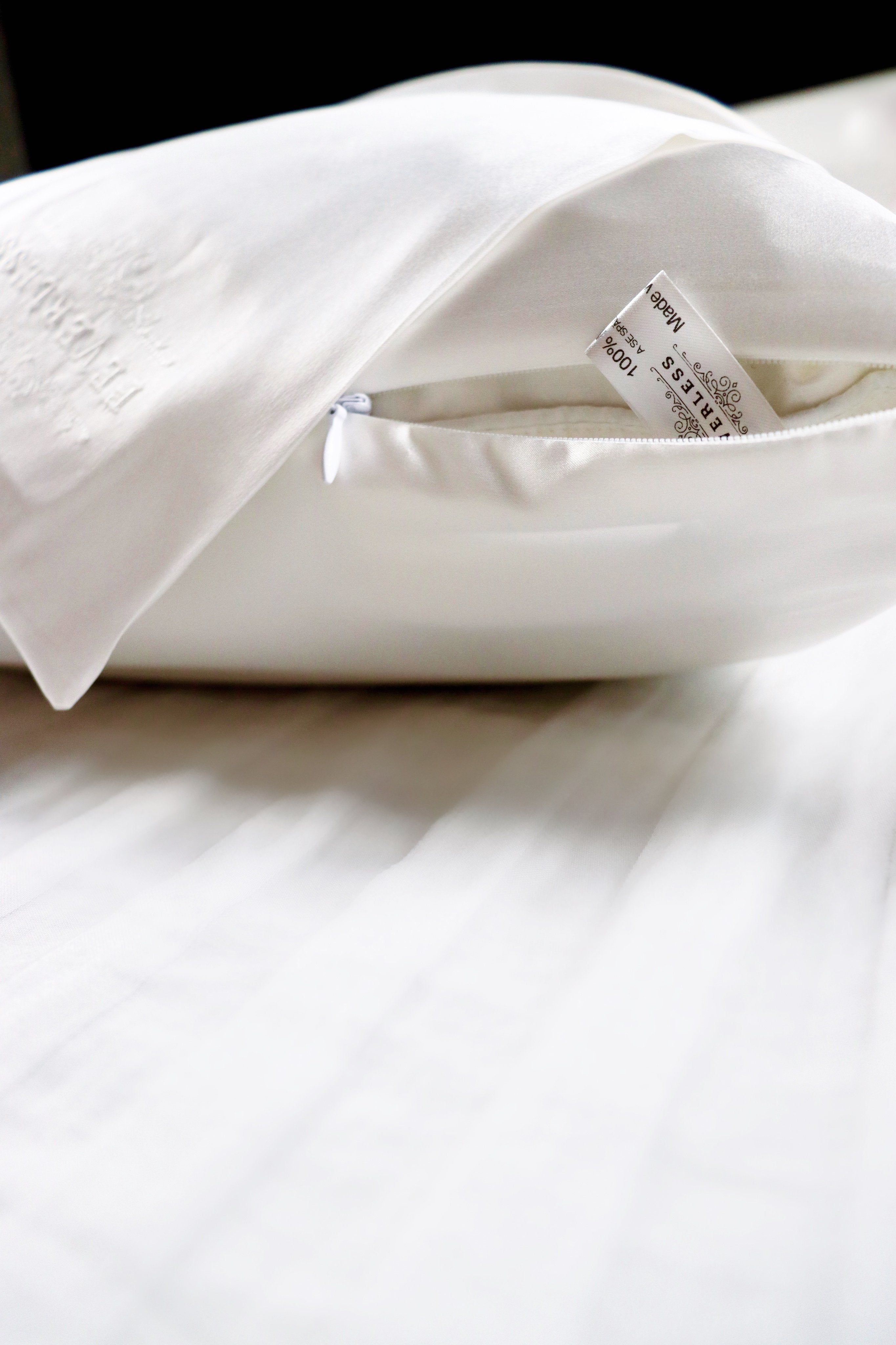SET de 2 fundas de almohada bordadas con el logo FeverLess, de Seda Natural Mulberry con cierre Blanco SET de 2 fundas de almohada bordadas con el logo FeverLess, de Seda Natural Mulberry con cierre Blanco