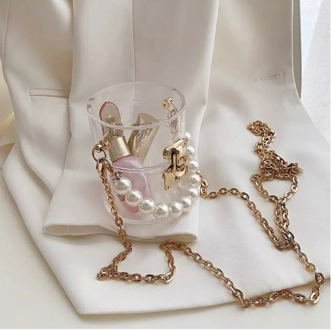 Geantă "Poppy Bag" transparentă, crossbody și lanț din perluțe. Geantă "Poppy Bag" transparentă, crossbody și lanț din perluțe.