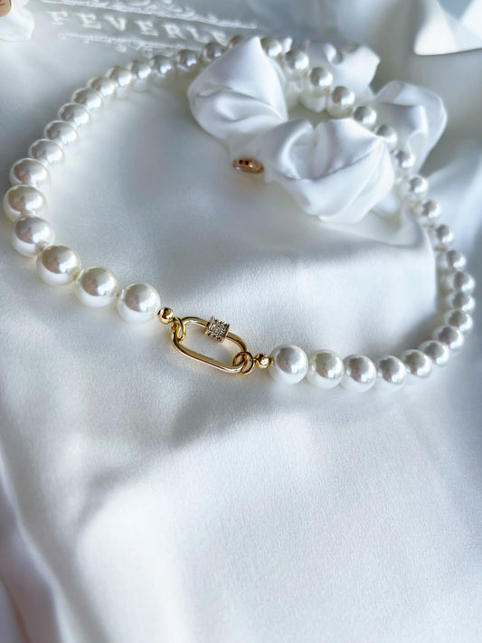 Necklace Diva with pearls at the base of the neck by Shirley Navone with gold-plated metal details.