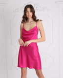 Conjunto Bata Larga Satin Wave + Vestido Fucsia Espalda Descubierta Conjunto Bata Larga Satin Wave + Vestido Fucsia Espalda Descubierta