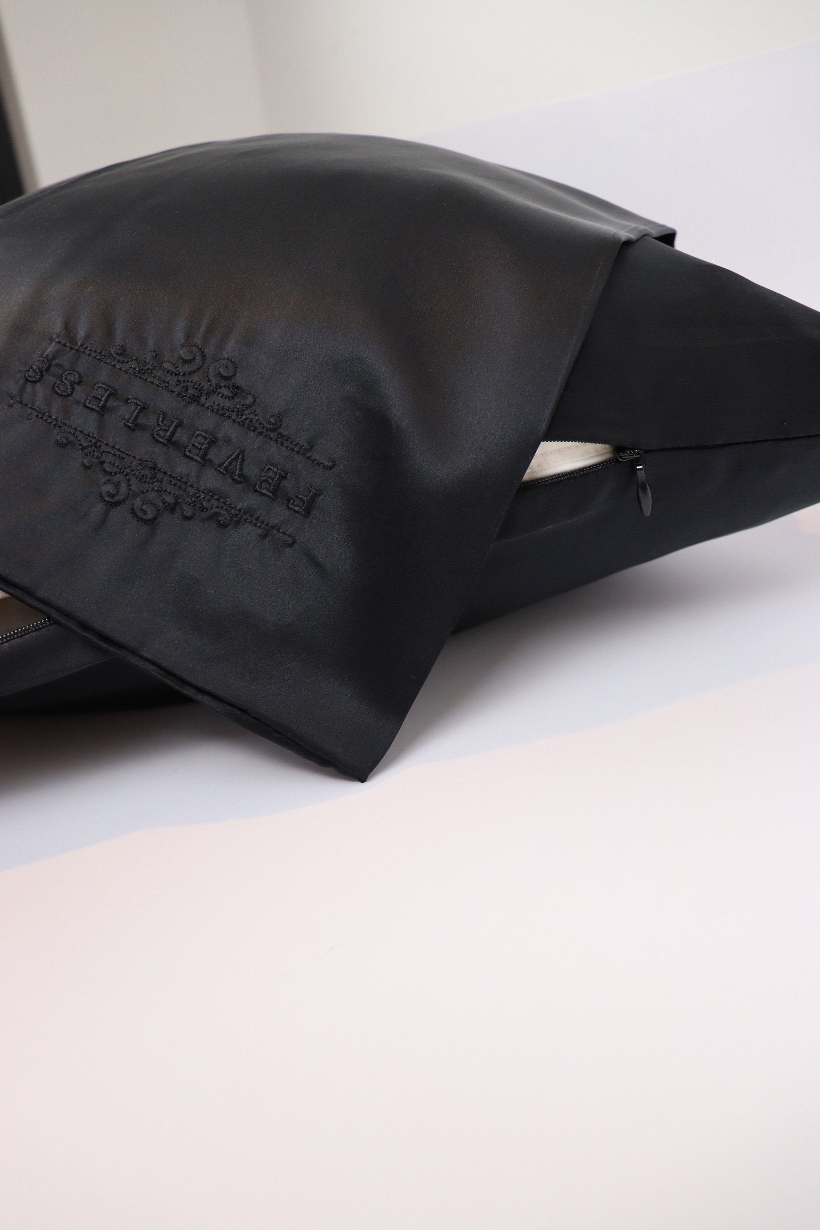 SET de 2 fundas de almohada bordadas con el logo FeverLess, de Seda Natural Mulberry con cierre negro SET de 2 fundas de almohada bordadas con el logo FeverLess, de Seda Natural Mulberry con cierre negro