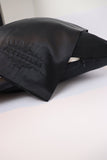 SET de 2 fundas de almohada bordadas con el logo FeverLess, de Seda Natural Mulberry con cierre negro SET de 2 fundas de almohada bordadas con el logo FeverLess, de Seda Natural Mulberry con cierre negro