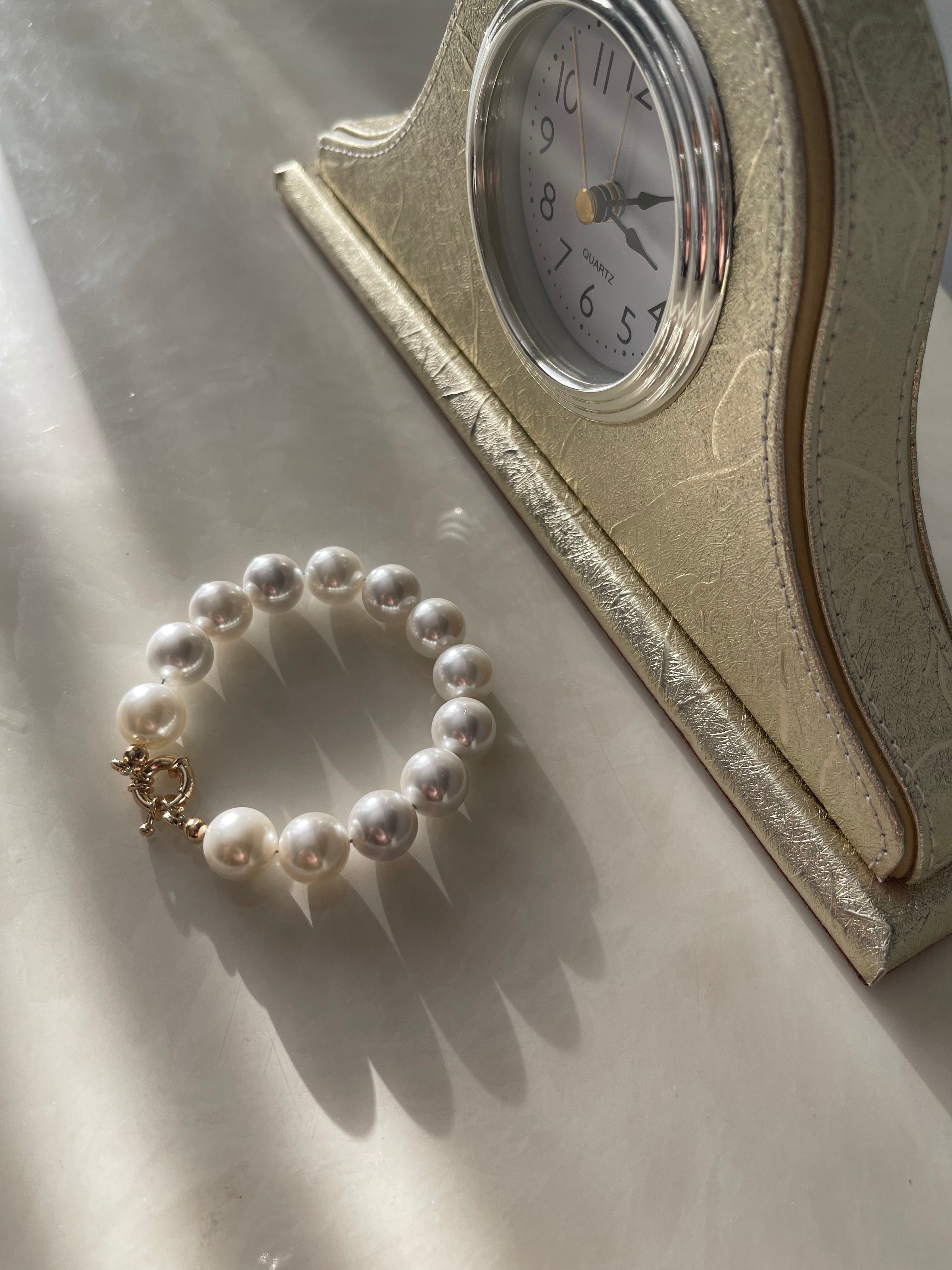 Pulsera de perlas de concha de Shirley Navone con detalles de metal con baño de oro amarillo Pulsera de perlas de concha de Shirley Navone con detalles de metal con baño de oro amarillo