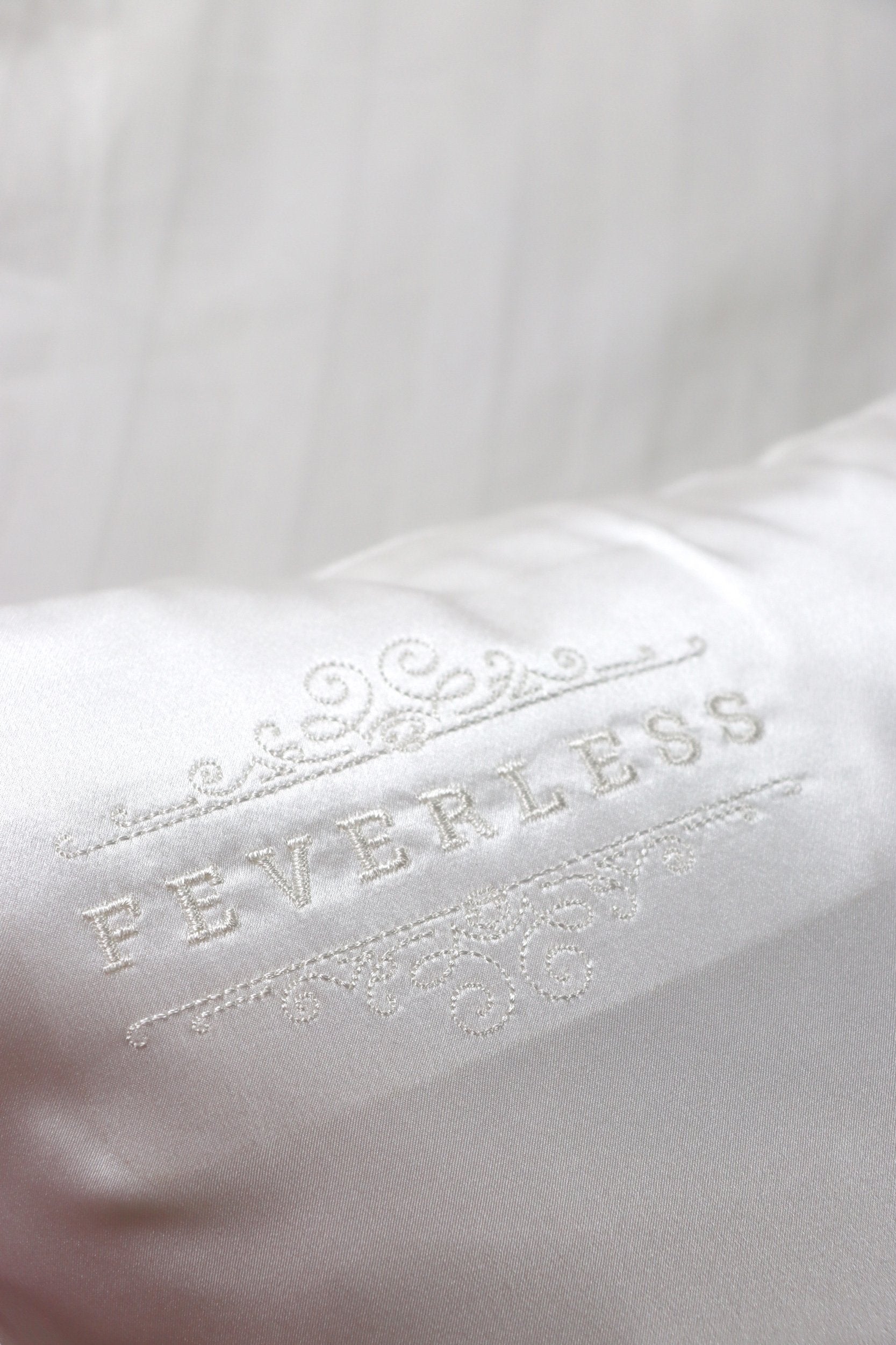 SET de 2 fundas de almohada bordadas con el logo FeverLess, de Seda Natural Mulberry con cierre Blanco SET de 2 fundas de almohada bordadas con el logo FeverLess, de Seda Natural Mulberry con cierre Blanco