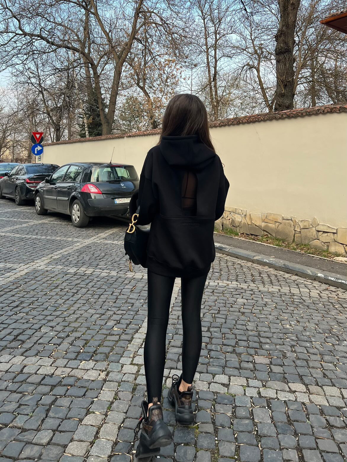 Hanorac  " Blush " cu spatele gol și mâneci clopot NEGRU Hanorac  " Blush " cu spatele gol și mâneci clopot NEGRU