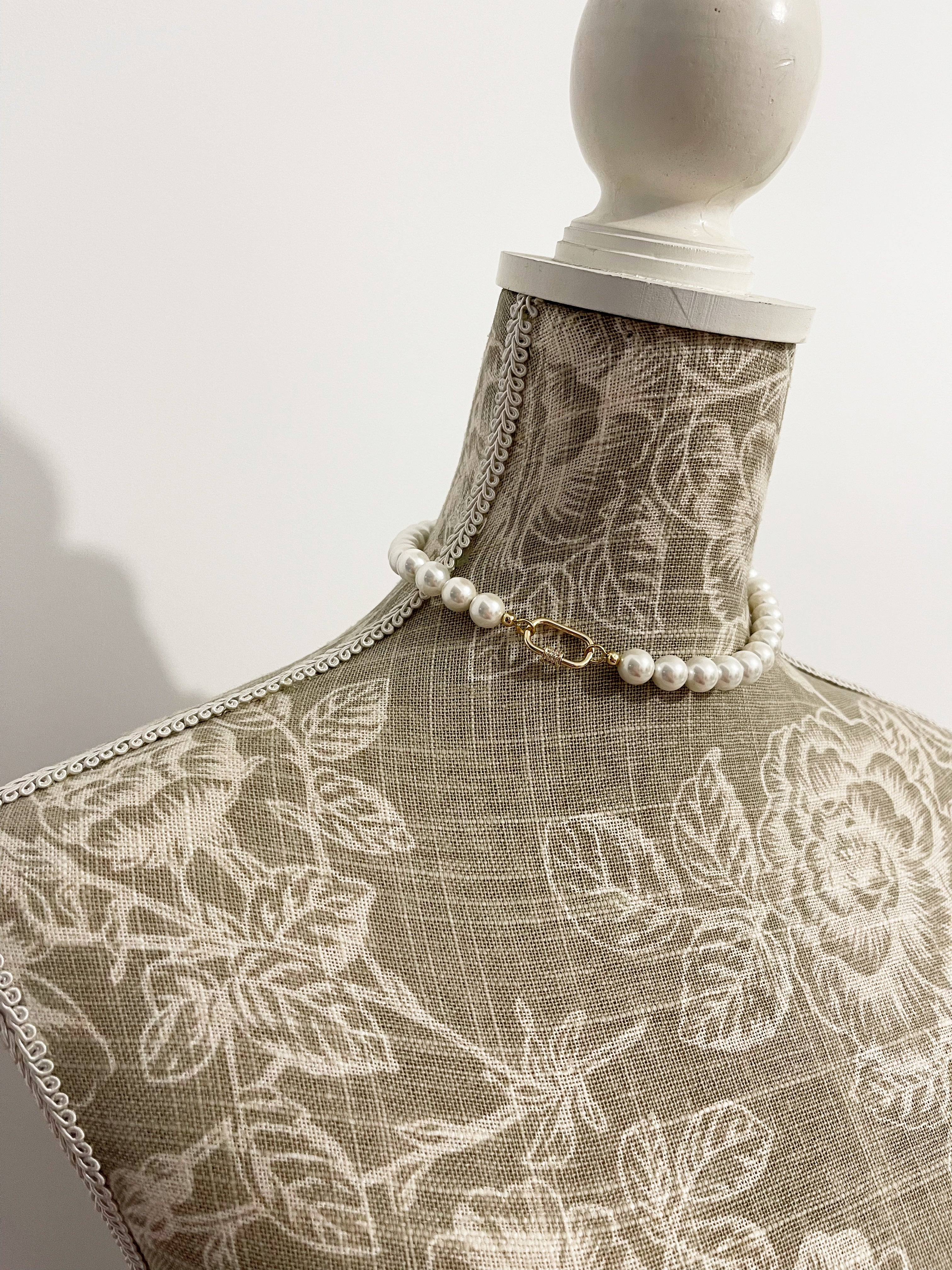 Collar Shirley Navone Diva con perlas en la base del cuello con detalles de metal con baño de oro amarillo Collar Shirley Navone Diva con perlas en la base del cuello con detalles de metal con baño de oro amarillo