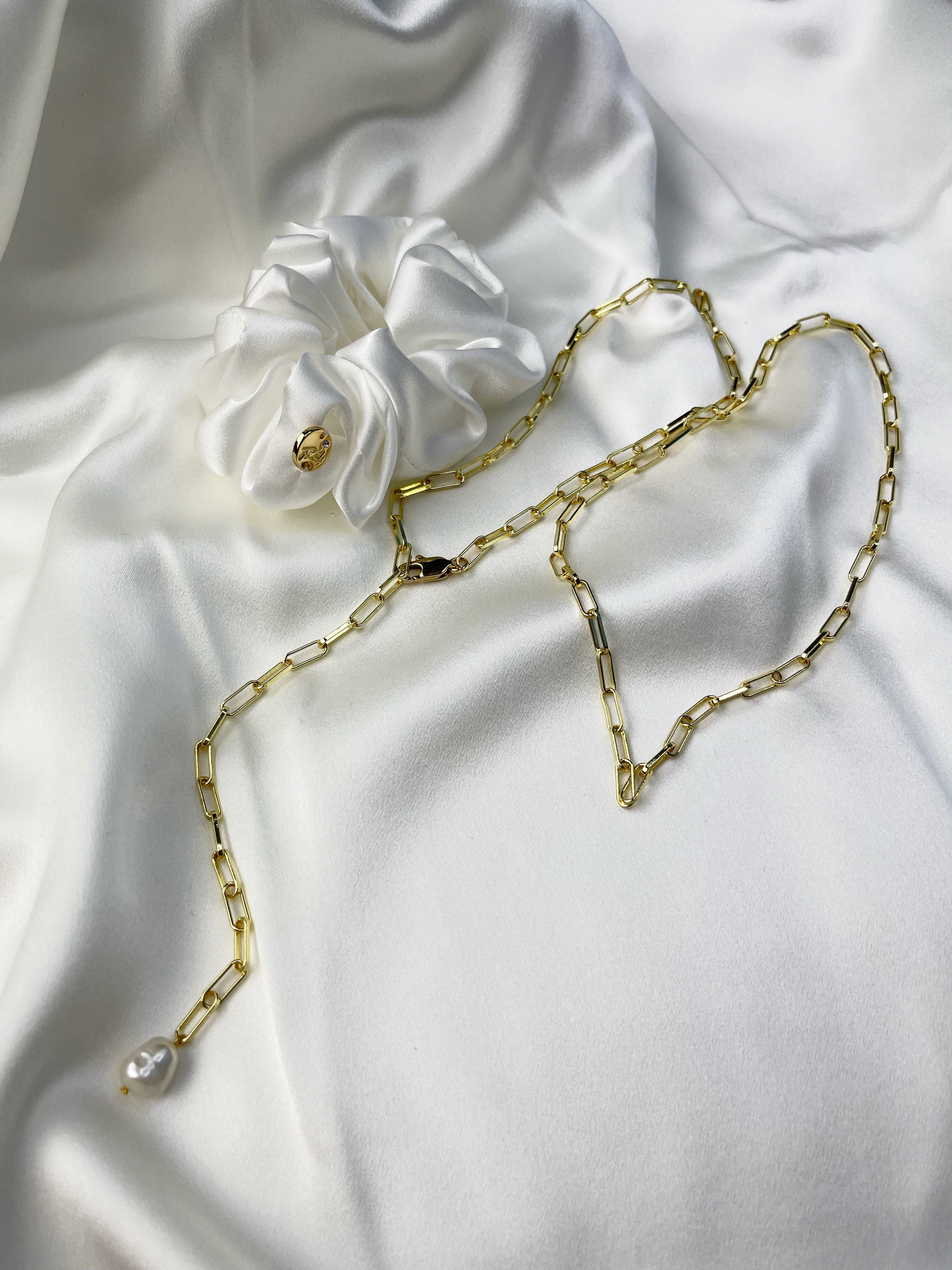 Lanț cu perlă naturală by Shirley Navone cu detalii metalice placate cu aur galben Lanț cu perlă naturală by Shirley Navone cu detalii metalice placate cu aur galben