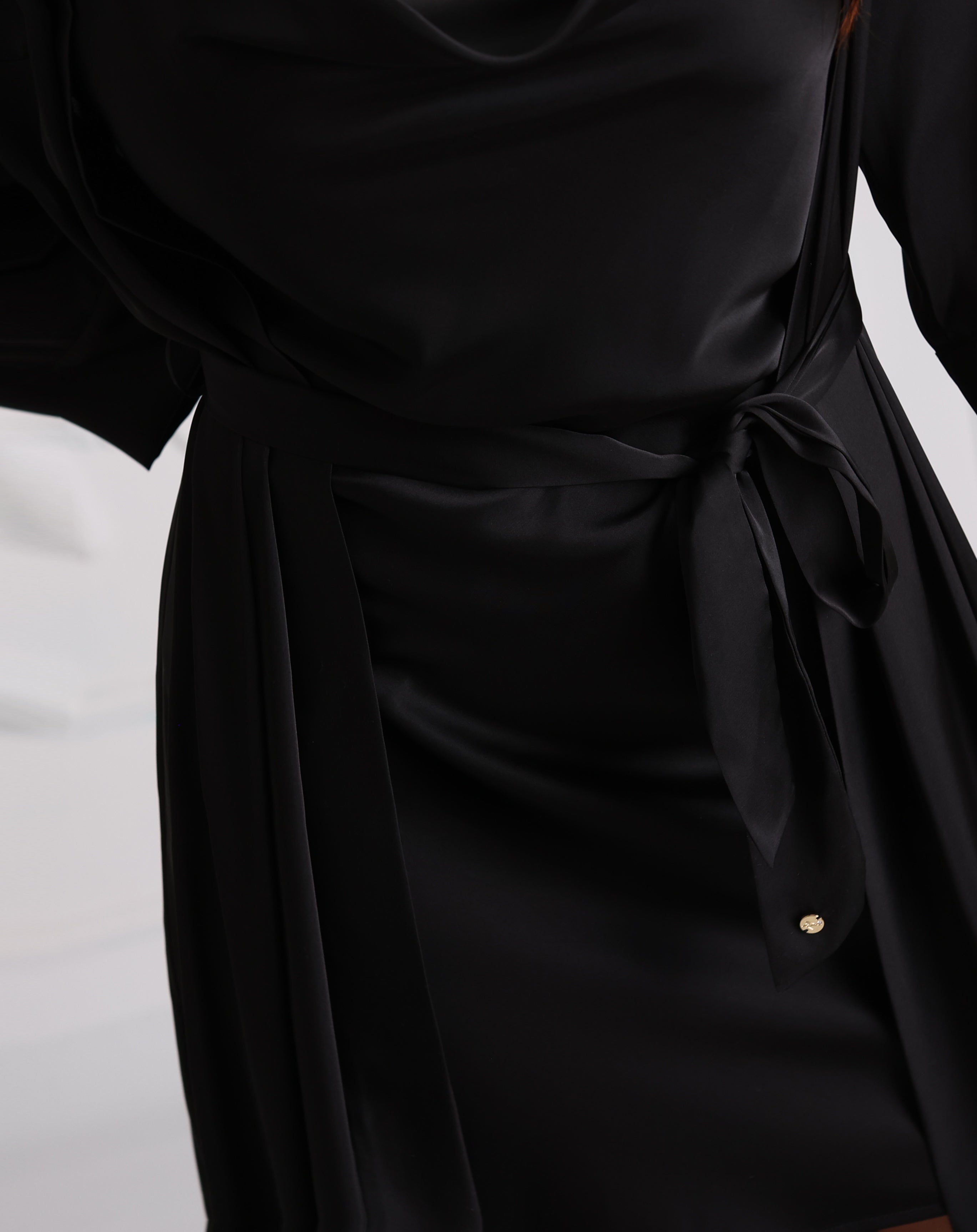 Conjunto Bata Corta Ondas Satén + Vestido Negro Espalda Descubierta Conjunto Bata Corta Ondas Satén + Vestido Negro Espalda Descubierta